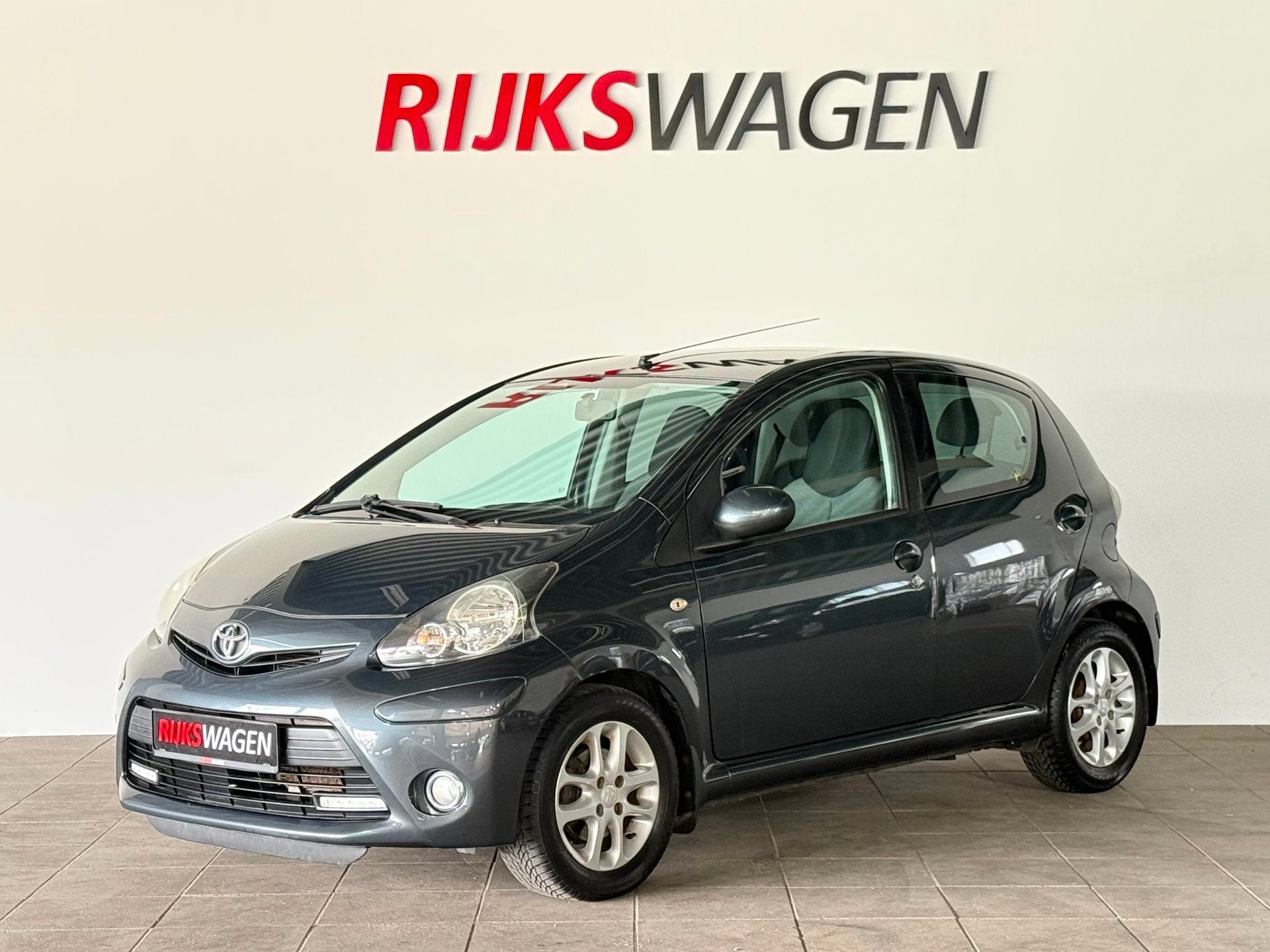 Toyota Aygo 1.0 VVT-i Aspiration LED/Velgen/Bluetooth/Airco, Auto's, Voorwielaandrijving, Dealer onderhouden, Stof, Gebruikt
