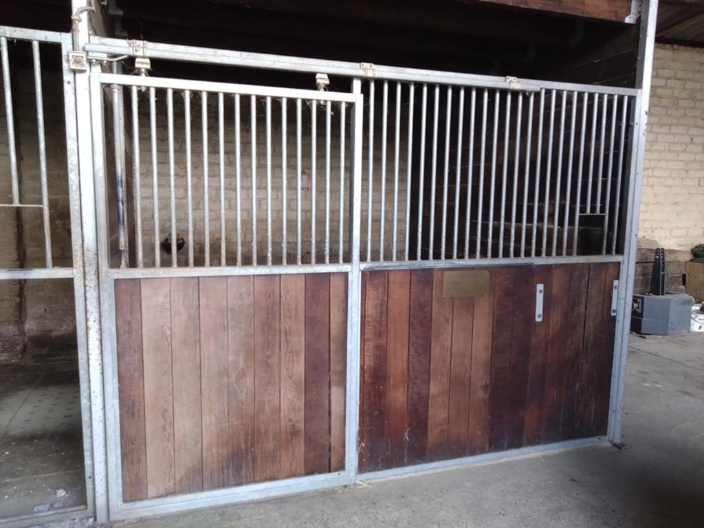 Twee voorwanden paardenstal, Dieren en Toebehoren, Stalling, 2 of 3 paarden of pony's
