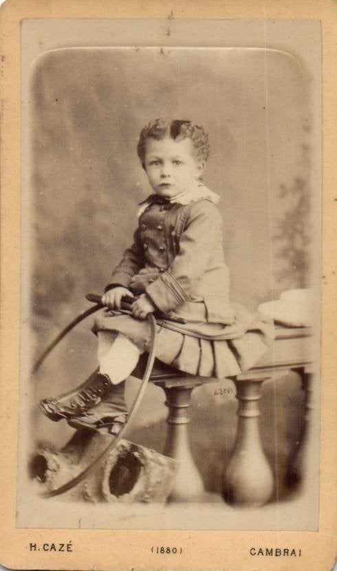 CDV - Spelend Meisje -Hoepel - Kooldruk - H. Caze - Chambrai, Gebruikt, Verzenden, Foto, Buitenland