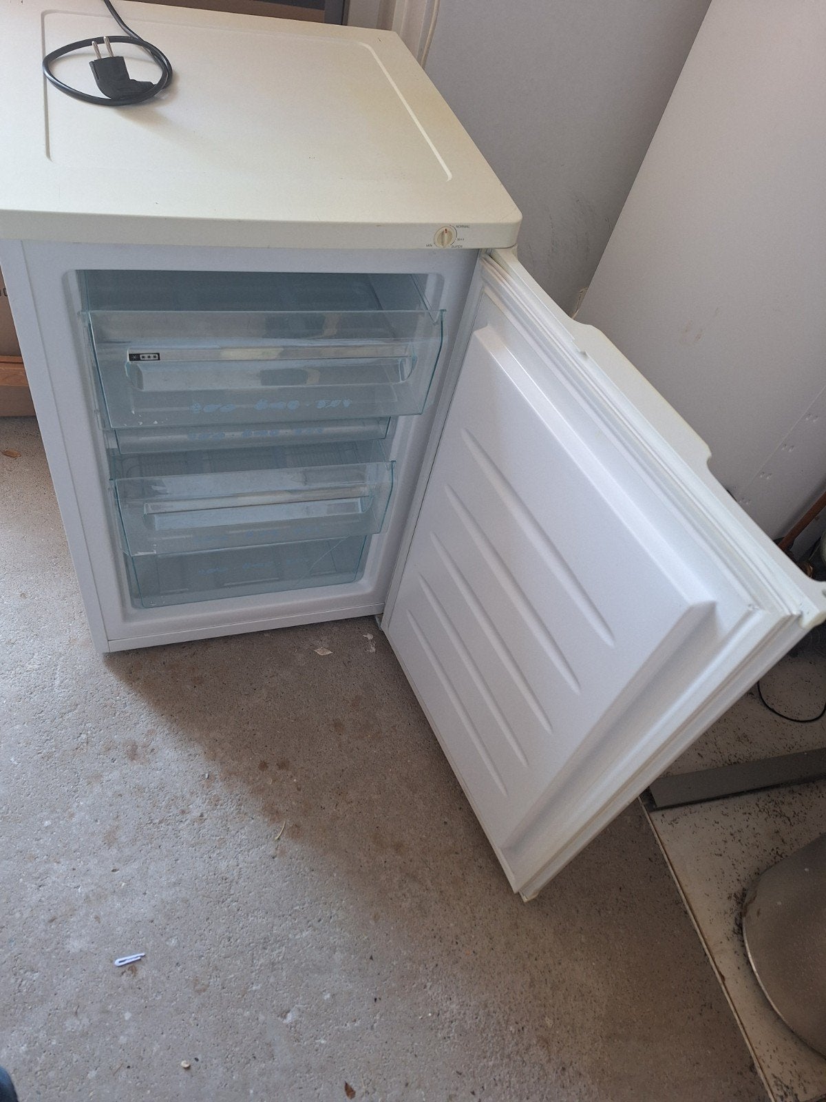 Compacte White Knight vrieskast - Ideaal voor kleine ruimtes, Witgoed en Apparatuur, Vriezers en Diepvrieskisten, Gebruikt, Minder dan 85 cm
