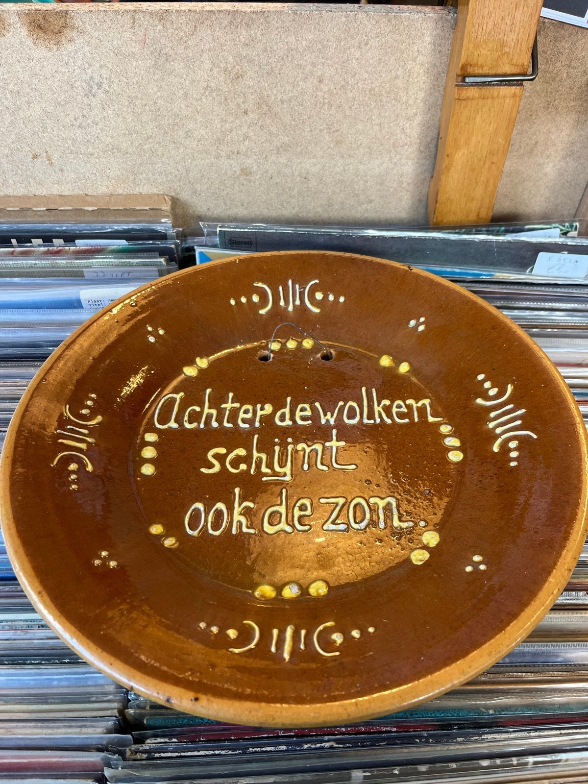 Decoratieve aardewerken wandbord met spreuk, Antiek en Kunst, Ophalen of Verzenden
