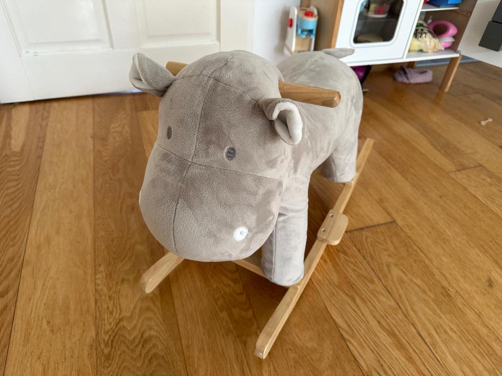 Leuke peuter nijlpaard (hippo) schommel – Maisons du Monde, Kinderen en Baby's, Ophalen, Zo goed als nieuw, Schommel