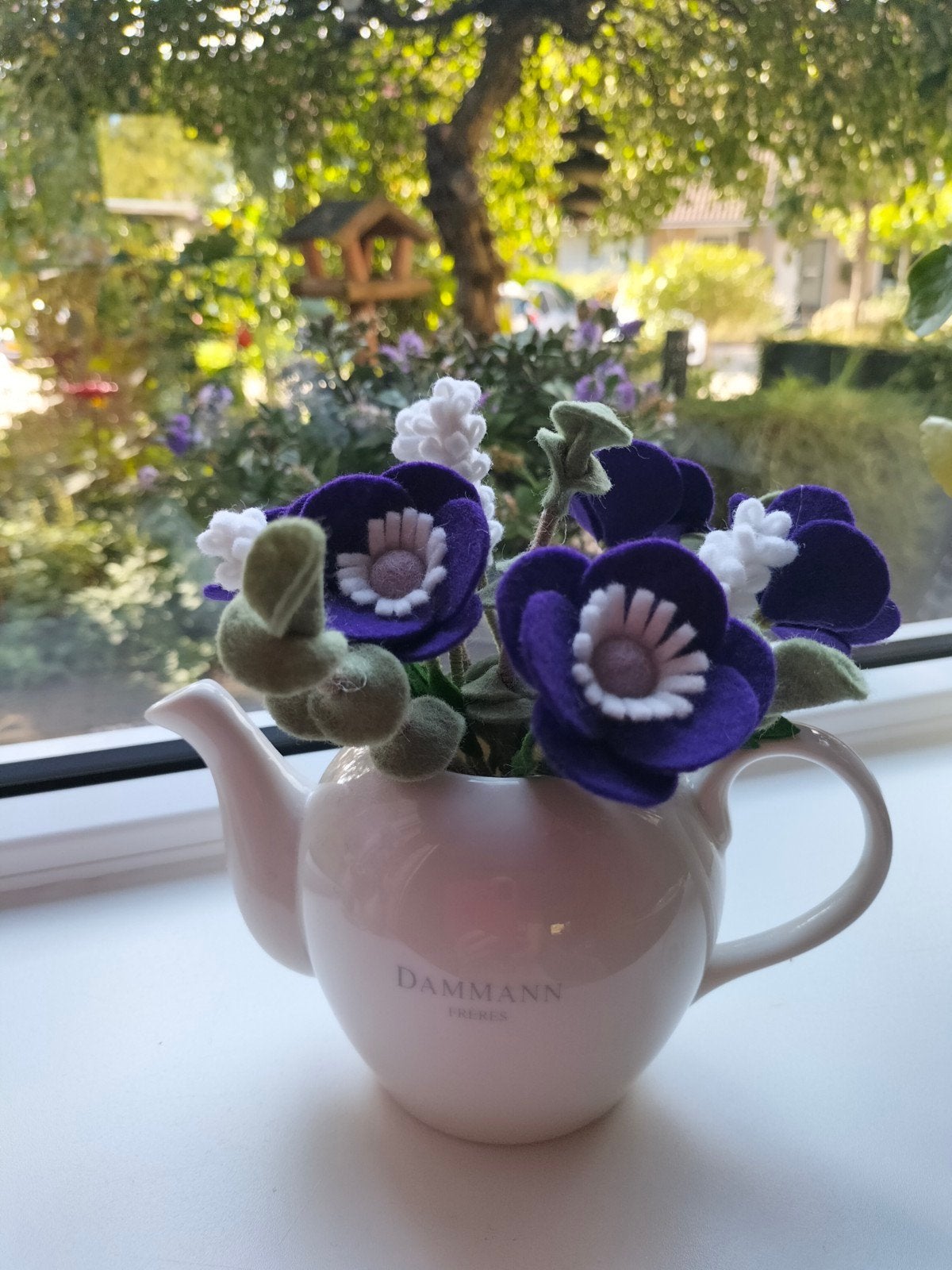 Theepot met handgemaakte vilten bloemen (paars/wit), Ophalen of Verzenden, Nieuw, Figuurtje(s)