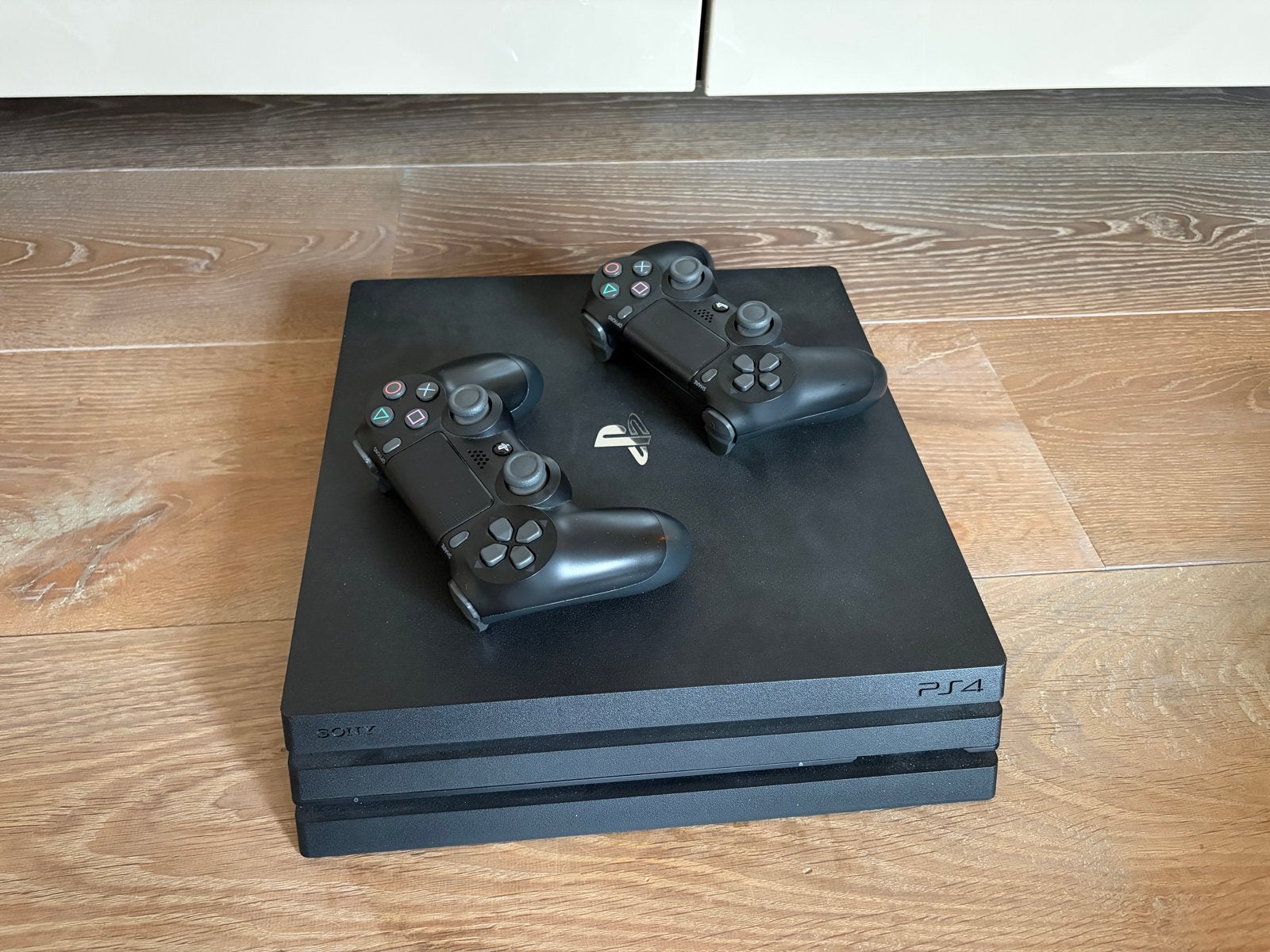 PS4 Pro 1TB, met 2 v2 controllers - Topconditie, Spelcomputers en Games, Ophalen, Met 2 controllers, Zo goed als nieuw, 1 TB