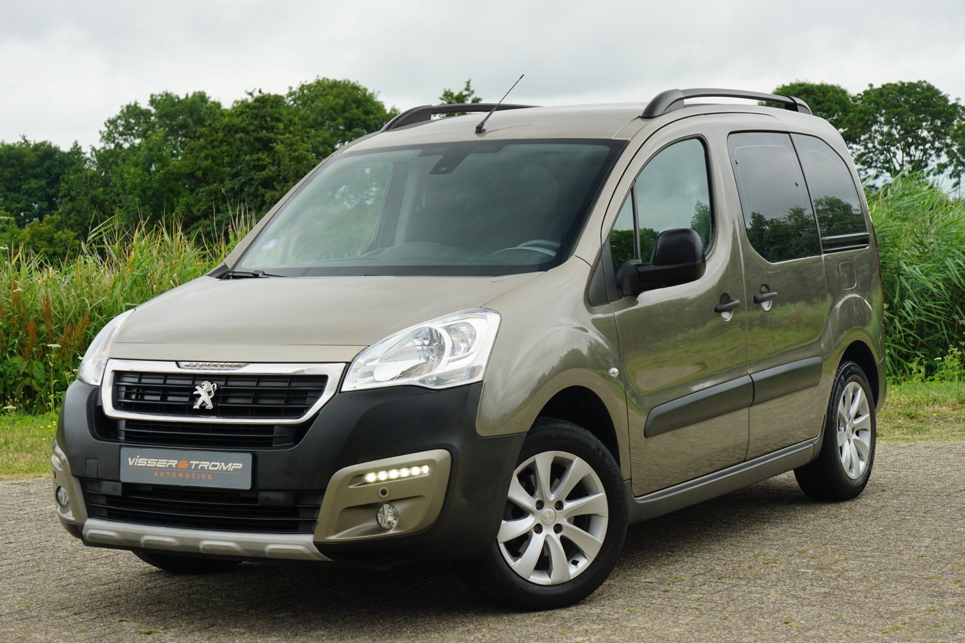 Peugeot Partner Tepee 1.2 110PK Outdoor | Nocciola metallic, Voorwielaandrijving, Stof, Gebruikt, 1295 kg
