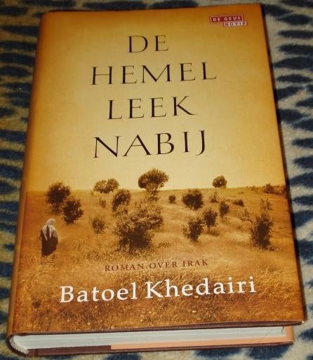 Batoel Khedairi - De hemel leek nabij, over Irak, Ophalen of Verzenden, Zo goed als nieuw