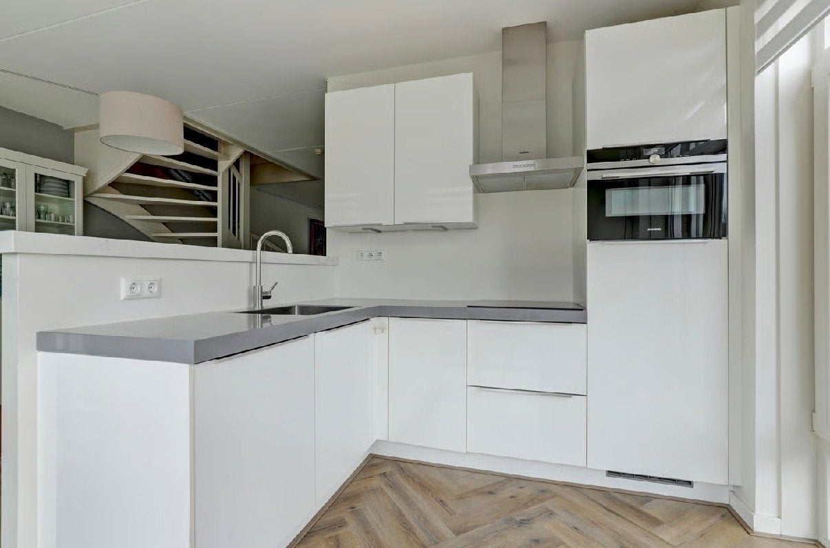 Moderne witte hoekkeuken met inbouwapparatuur, Ophalen, Wit, Hoekkeuken, Composiet