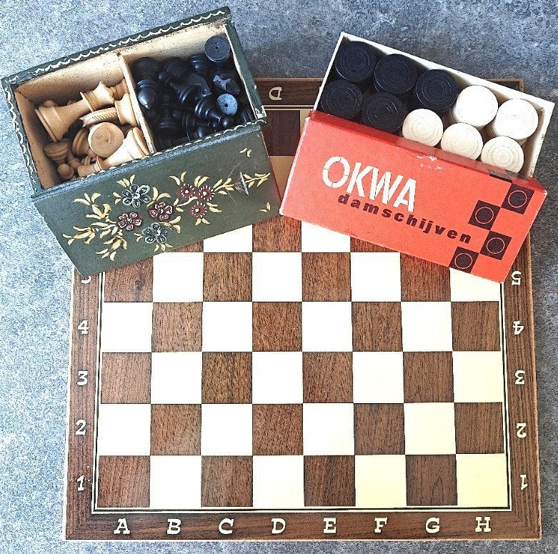 Houten Schaakbord (32 bij 32 cm), Schaakstukken, Damstenen., Een of twee spelers, Ophalen of Verzenden, Gebruikt