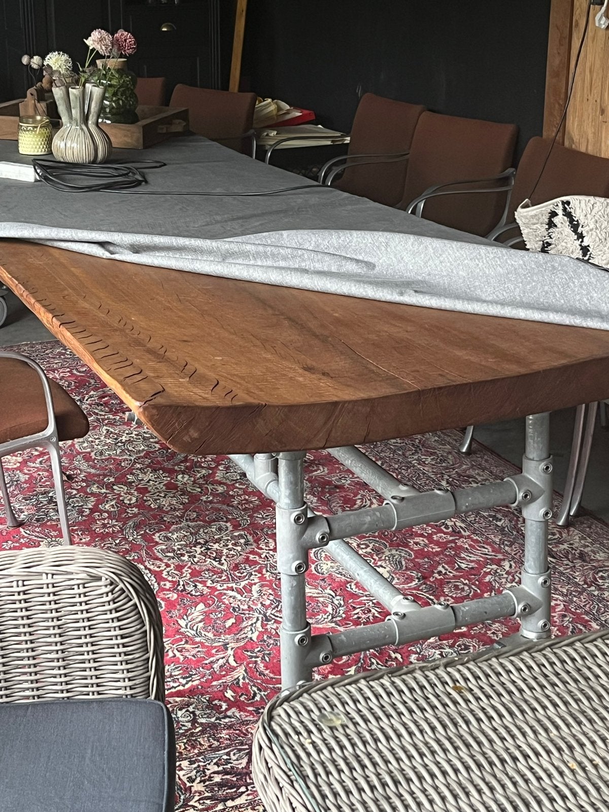 Robuuste houten tafel met metalen onderstel op wielen, Ophalen, Gebruikt, 100 tot 150 cm, 200 cm of meer