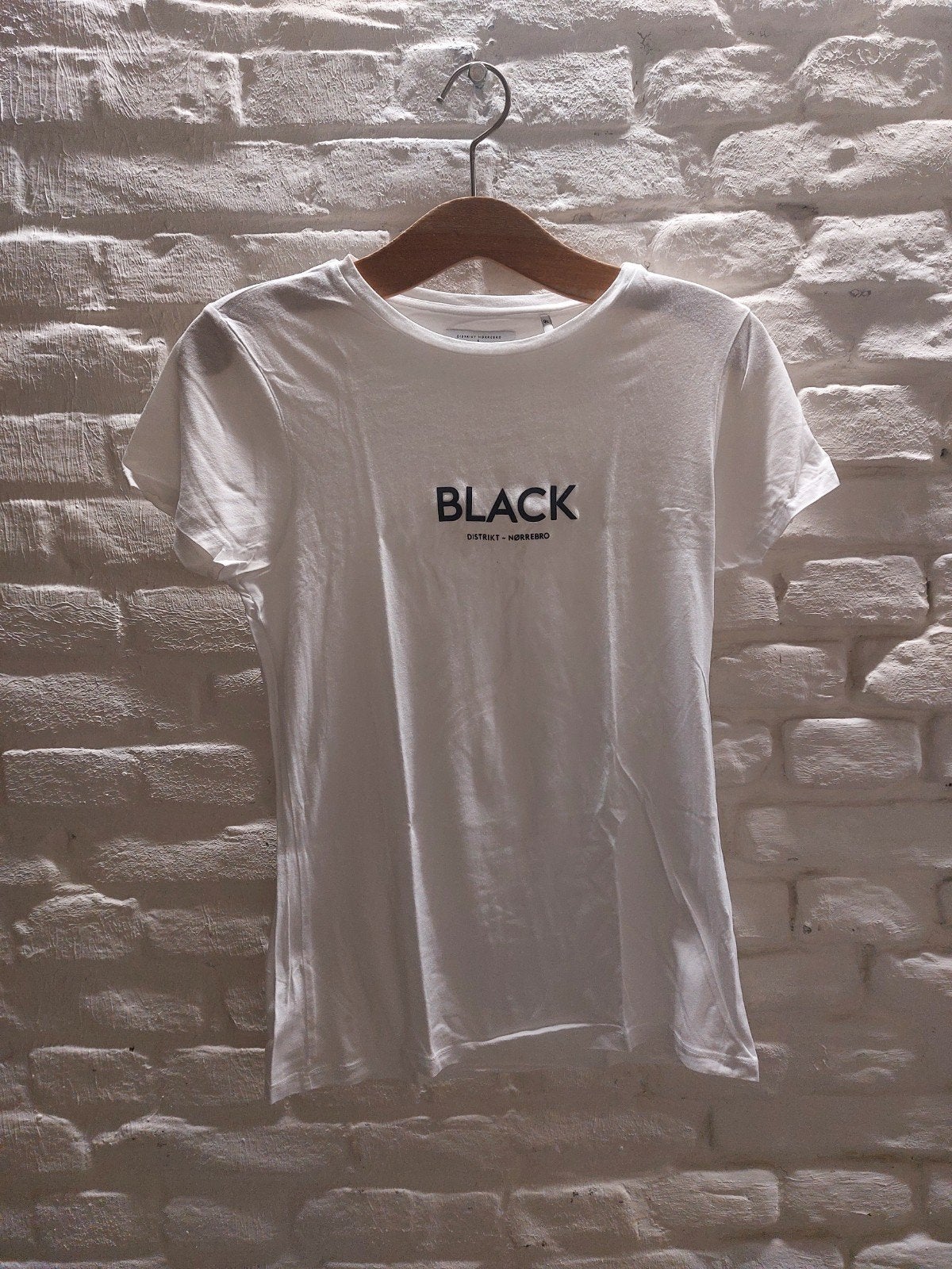 Wit T-shirt met 'BLACK DISTRICT NØRREBRO' opdruk, Verzenden, Wit, Zo goed als nieuw, Distrikt Nørrebro