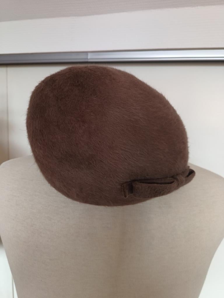 Hoed van vilt bol beige taupe kleur beetje harig buitenkant, Ophalen of Verzenden, Zo goed als nieuw