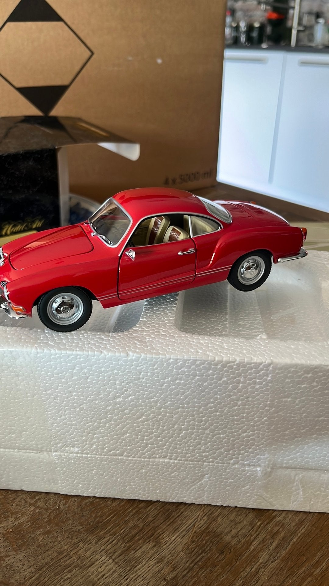 Paul’s Model Art 1/24 Rode Karmann Ghia nieuw in de doos