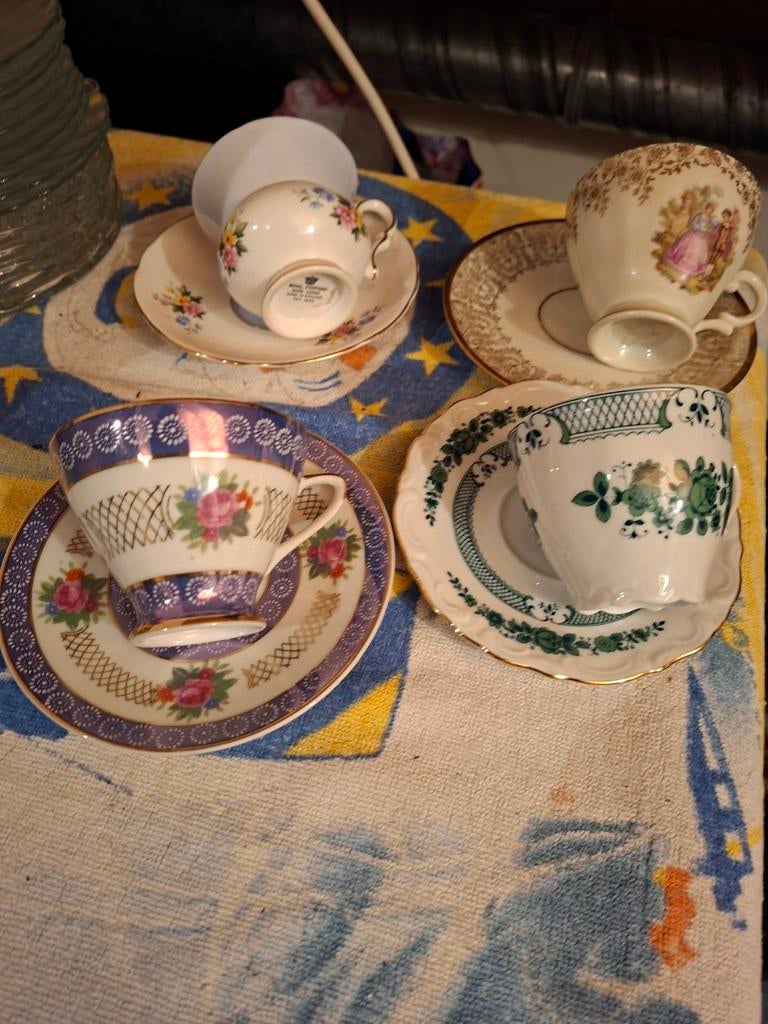 4 kop en schotels best oud, Ophalen