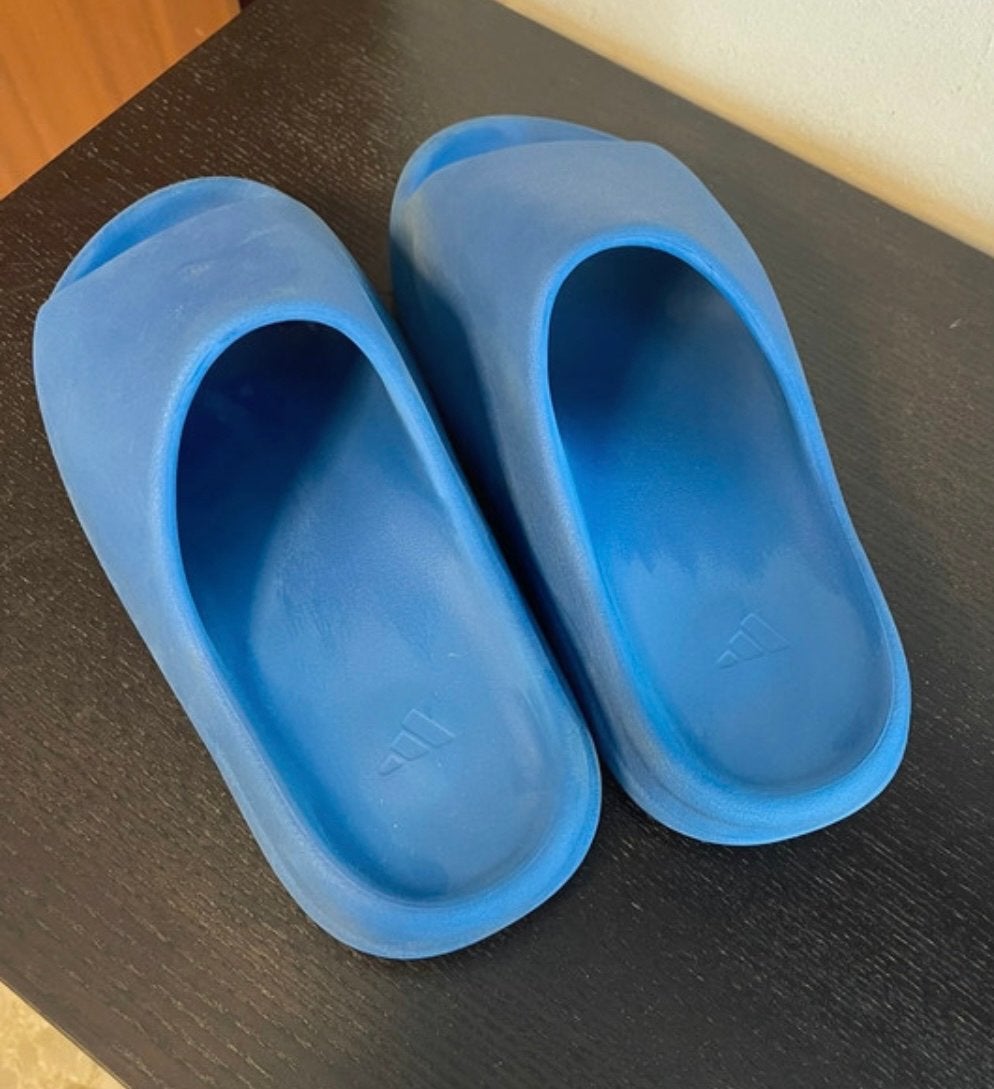 Adidas Yeezy Slides US11 blauw, Kleding | Heren, Schoenen, Ophalen of Verzenden, Gedragen, Blauw, Slippers