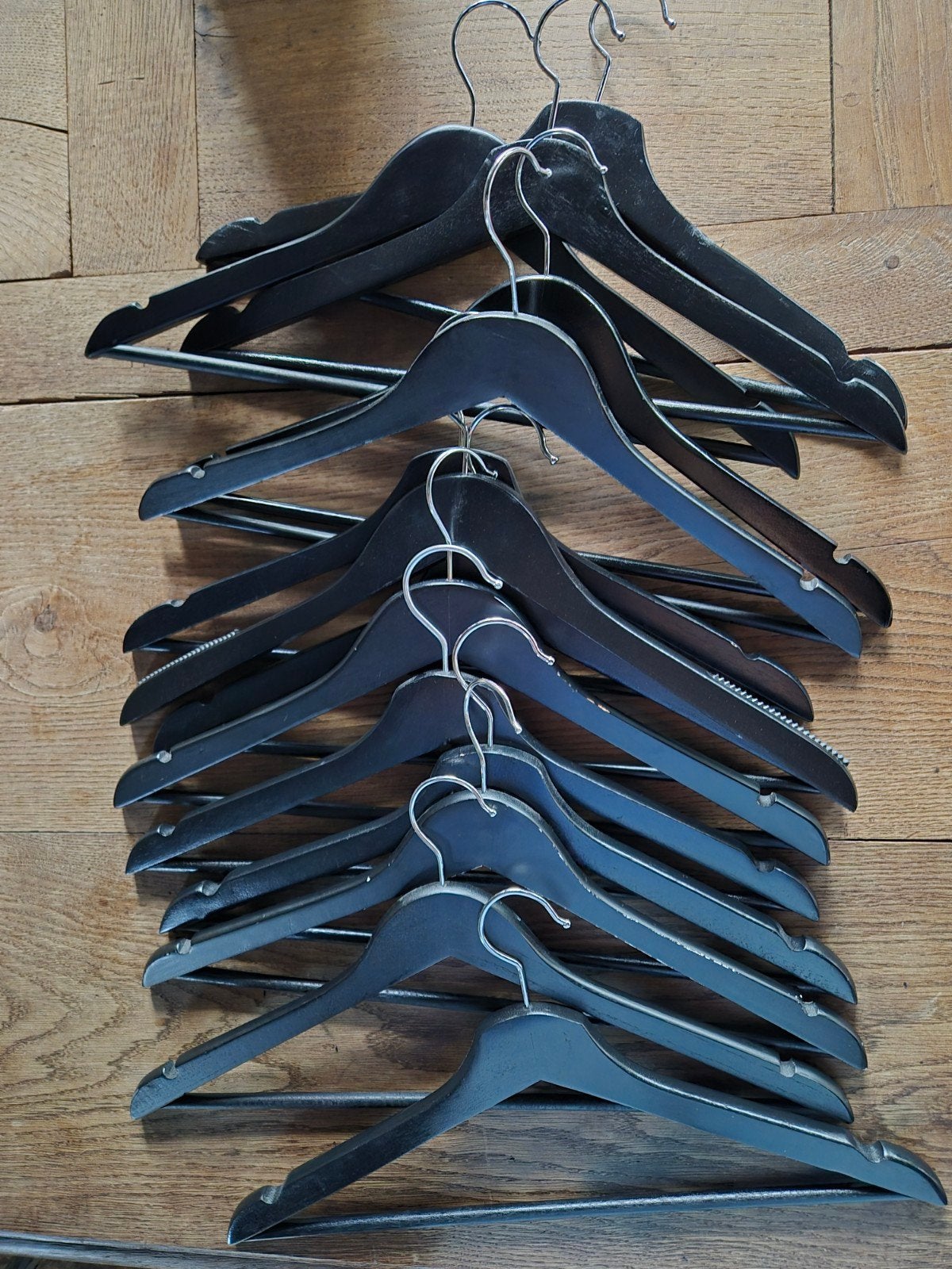 14 zwarte houten kledinghangers, Ophalen of Verzenden, Gebruikt, Hout, Volwassenen