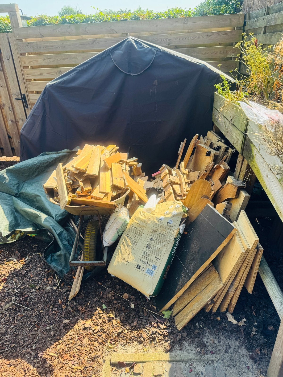 GRATIS restpartij droog en verzaagd hout, Tuin en Terras, Haardhout, Minder dan 3 m³, Ophalen, Overige houtsoorten