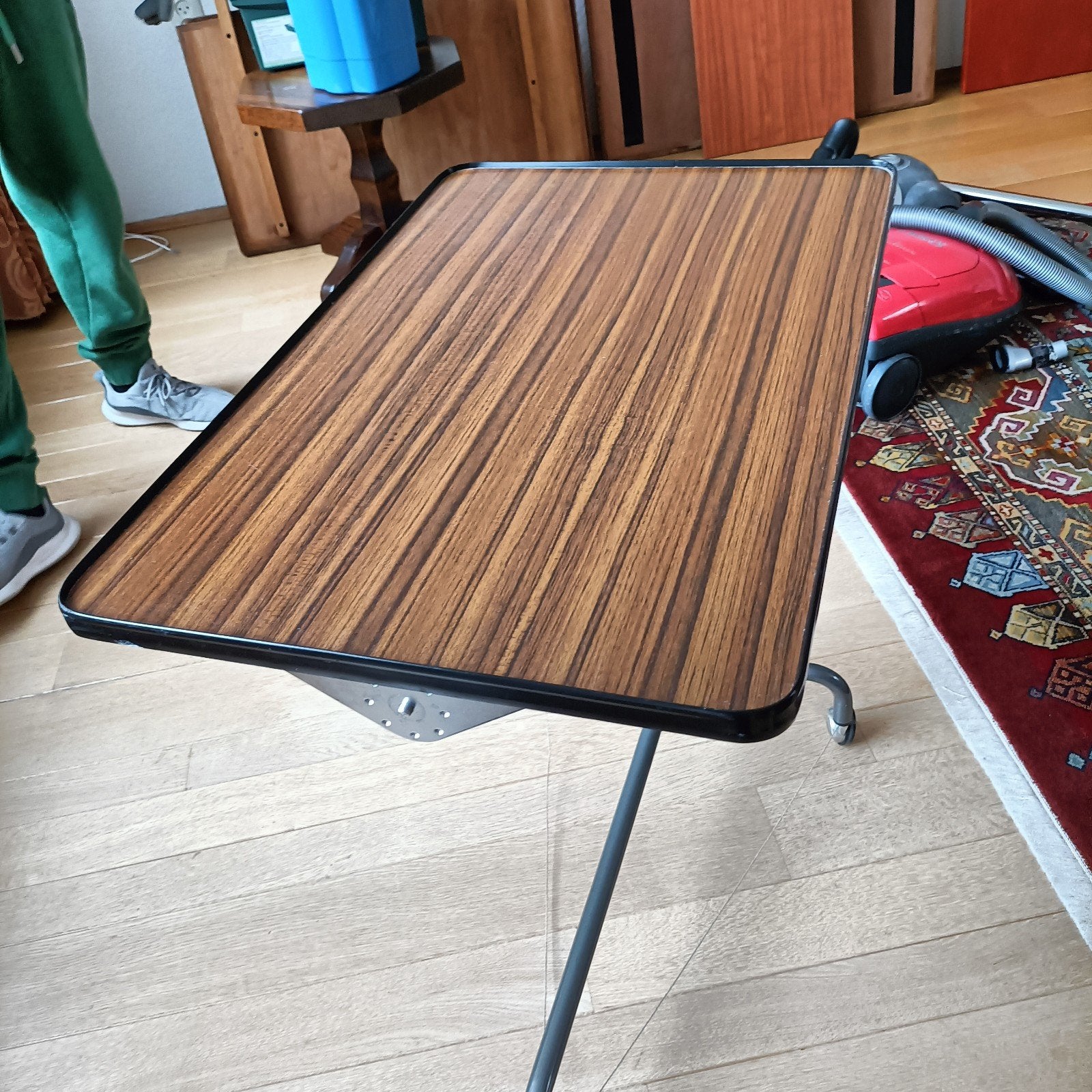 retro Verstelbare bijzettafel op wieltjes jaren 70, Gebruikt, Modern, functioneel, Metaal of Aluminium, 60 cm of meer