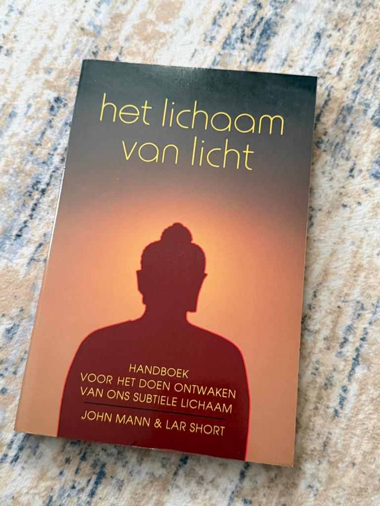 John Mann & Lar Short – Het lichaam van licht (Paperback), Boeken, Ophalen of Verzenden, Zo goed als nieuw, Overige onderwerpen