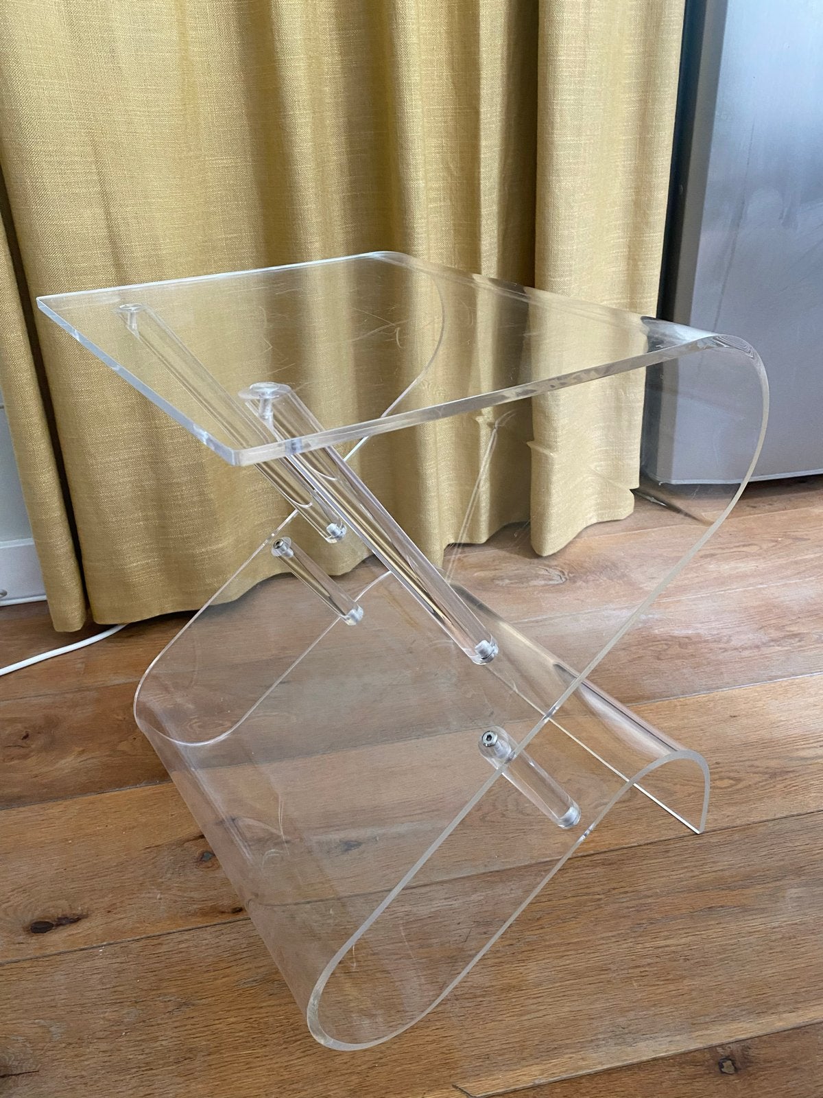 Clermont Plexiglas Bijzettafel - Z-vormig Design, Huis en Inrichting, Tafels | Bijzettafels, Gebruikt, Overige vormen, Ophalen