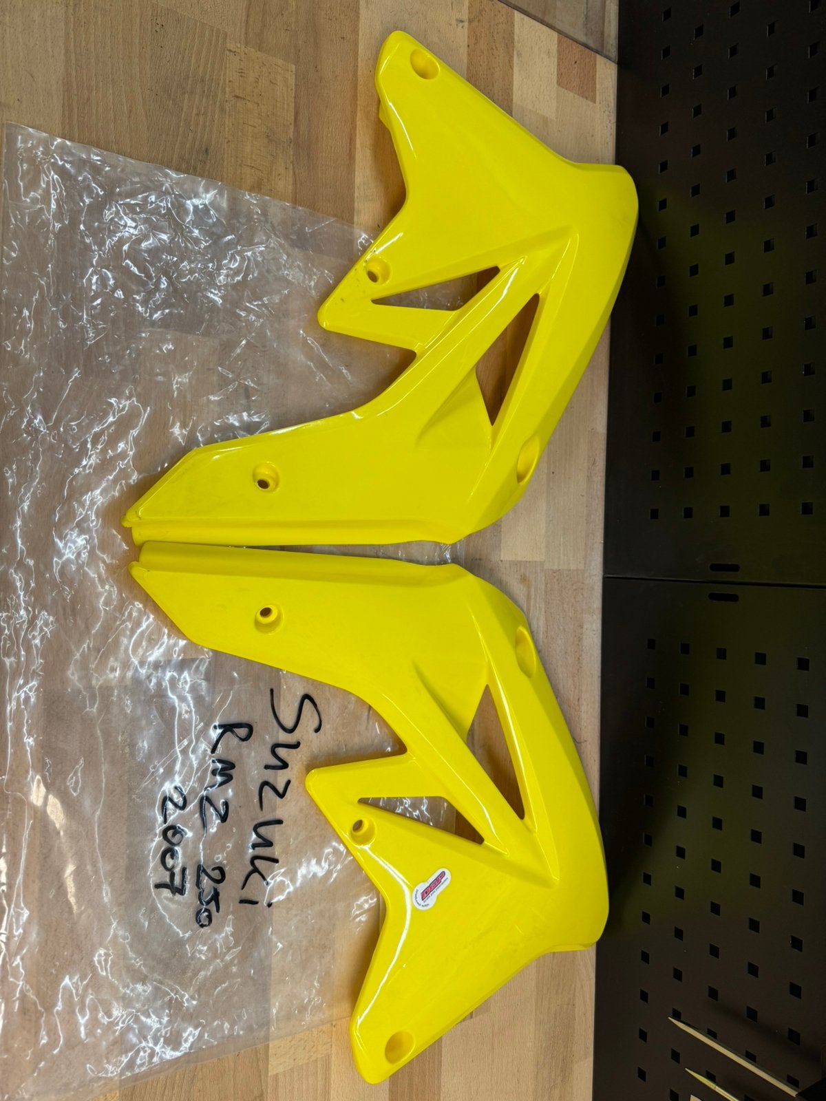 Te koop divers nieuw plastic / kappen Suzuki crossmotoren, Motoren, Ophalen of Verzenden, Nieuw