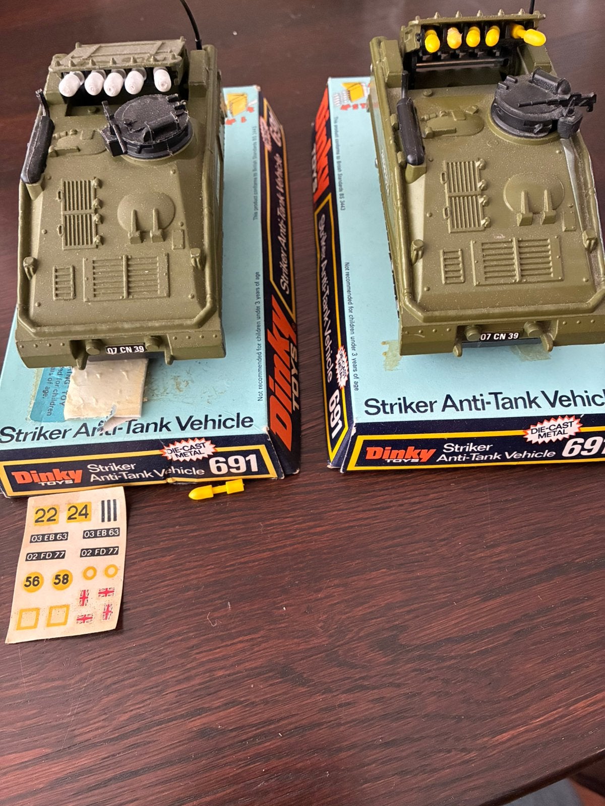 Te koop 2 Dinky Toys 691, Ophalen, Zo goed als nieuw