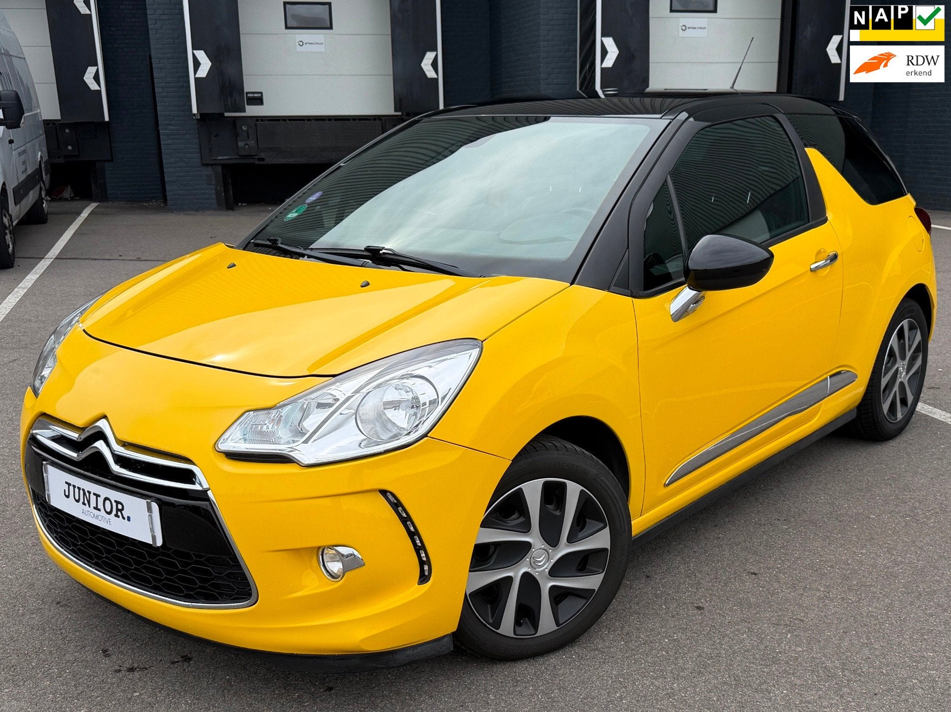Citroen DS3 1.2 VTi So Chic DEALERONDERHOUDEN/NAVI/BLUETOOTH, Voorwielaandrijving, Euro 5, Gebruikt, 1199 cc