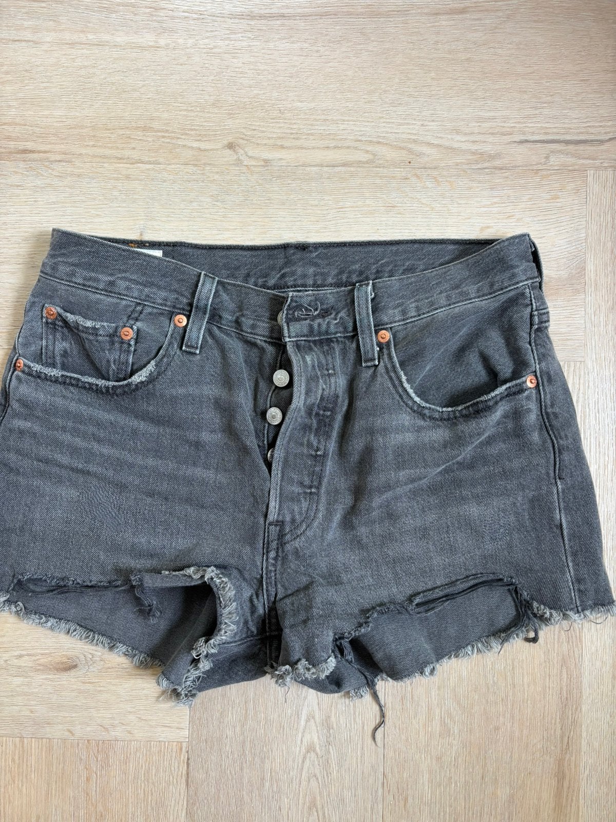 Levi’s korte spijkerbroek, Kleding | Dames, Ophalen of Verzenden, Zo goed als nieuw, Grijs, W28 - W29 (confectie 36)