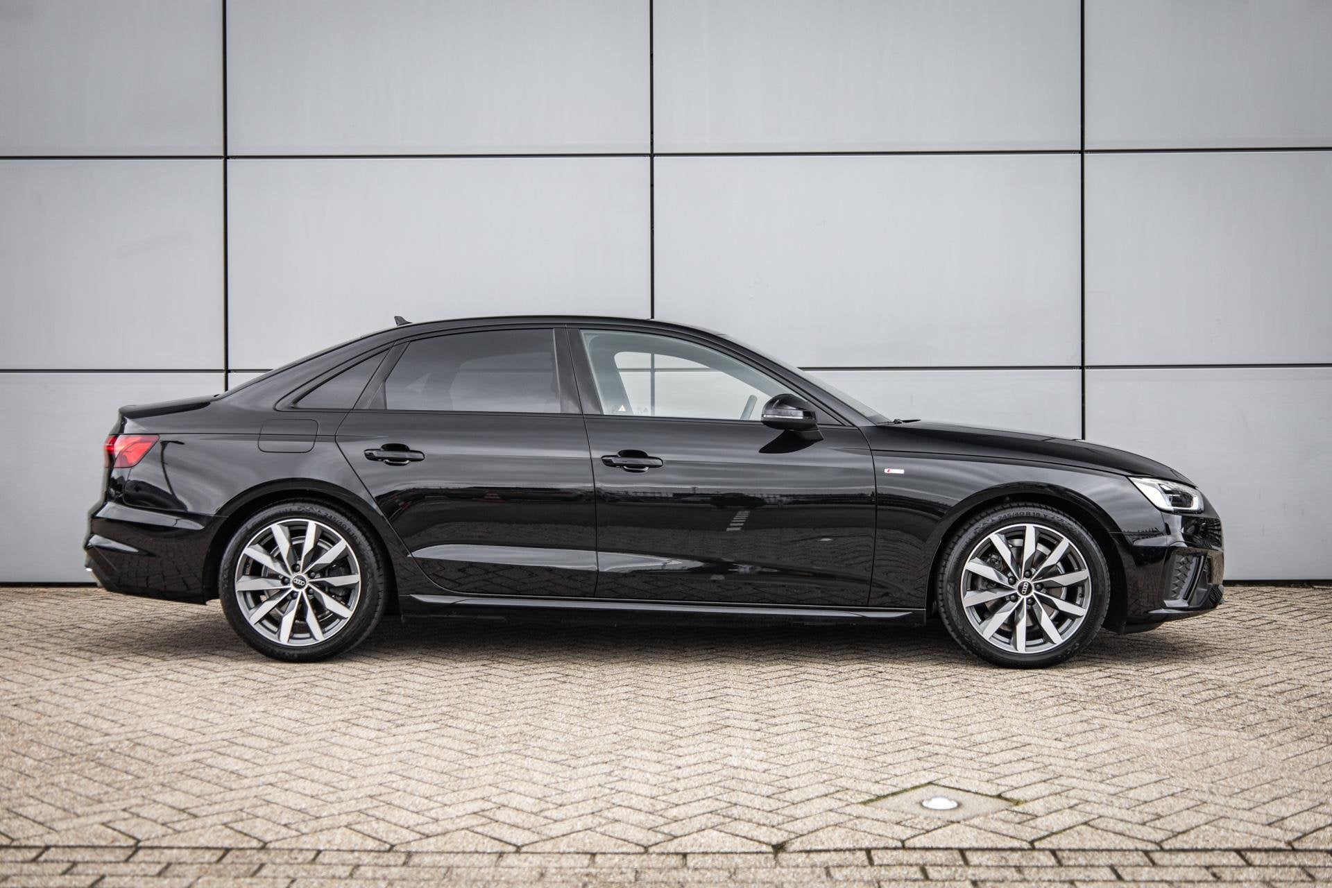 Audi A4 Limousine 35 TFSI 150pk S-tronic S edition Competiti, Auto's, Audi, Gebruikt, 4 cilinders, Zwart, Origineel Nederlands