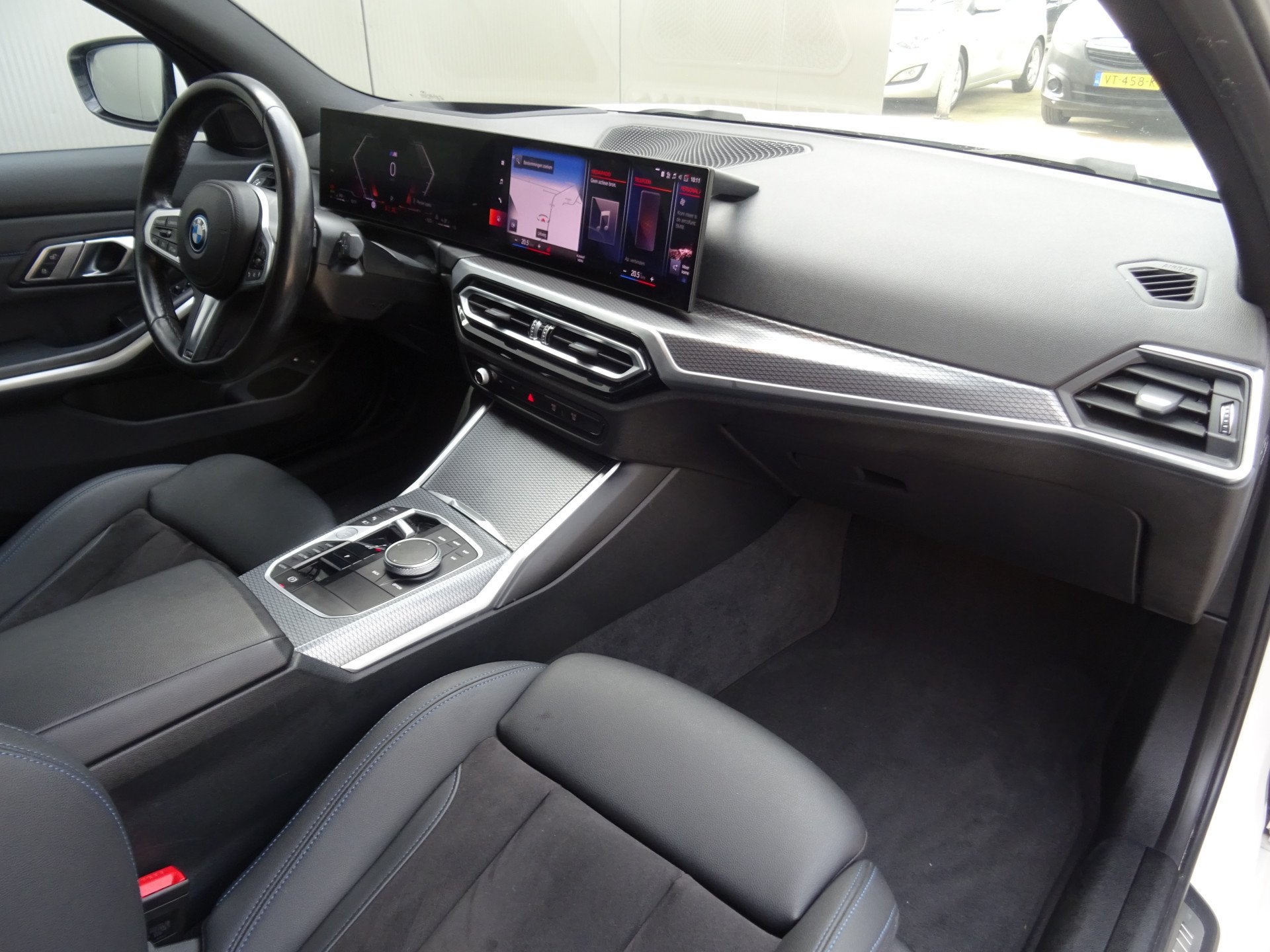 BMW 3 Serie Touring 330e * M-PAKKET * FACELIFT ! (bj 2023), Auto's, 1998 cc, Gebruikt, 4 cilinders, Leder en Stof
