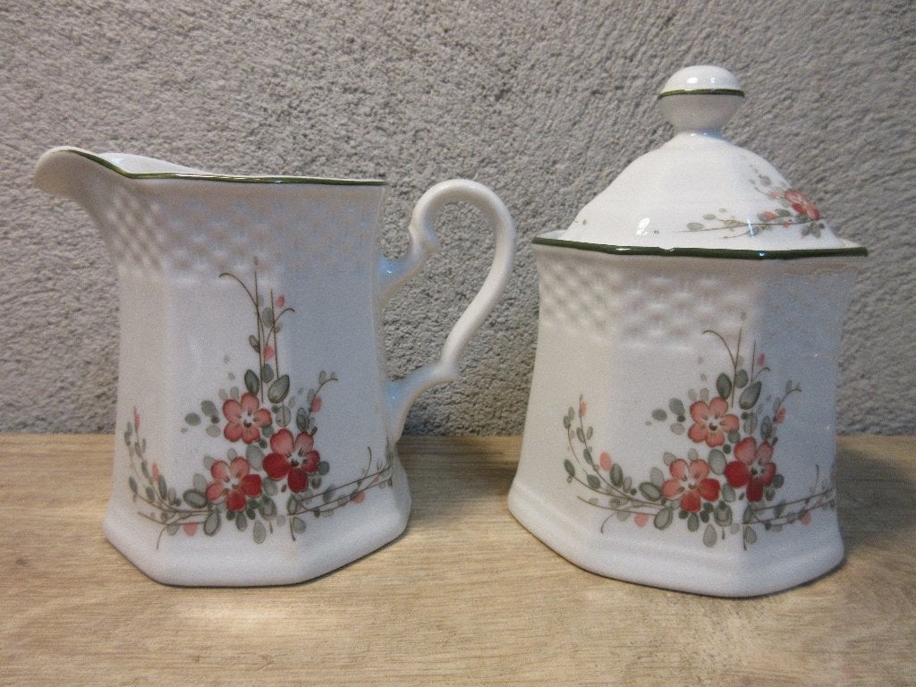 Vintage Bavaria melk en suiker set met bloemen, Gebruikt, Ophalen of Verzenden, Bord(en), Overige stijlen