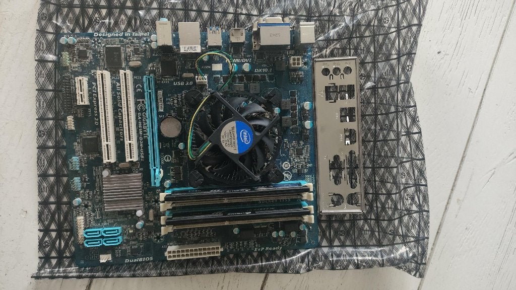 Gigabyte GA-H61M-D2H-USB3 + i3 3220T + 2* 2GB Corsair DDR3, Computers en Software, Gebruikt, GIGABYTE, Ophalen of Verzenden, Intel Core i3