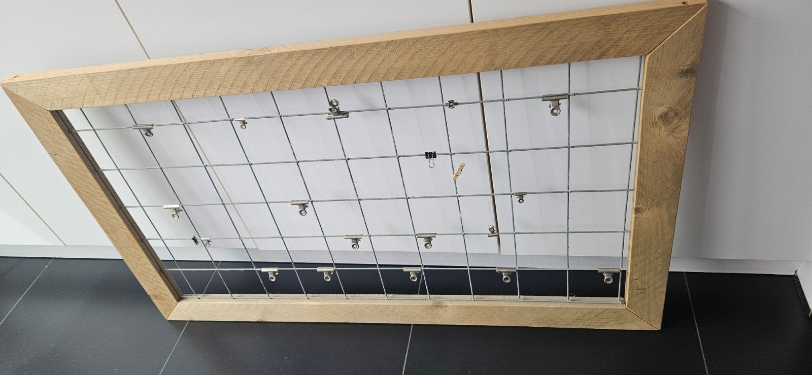 Rek om foto's en tekeningen etc op te hangen, Ophalen, Hout, 100 tot 125 cm, 50 tot 75 cm