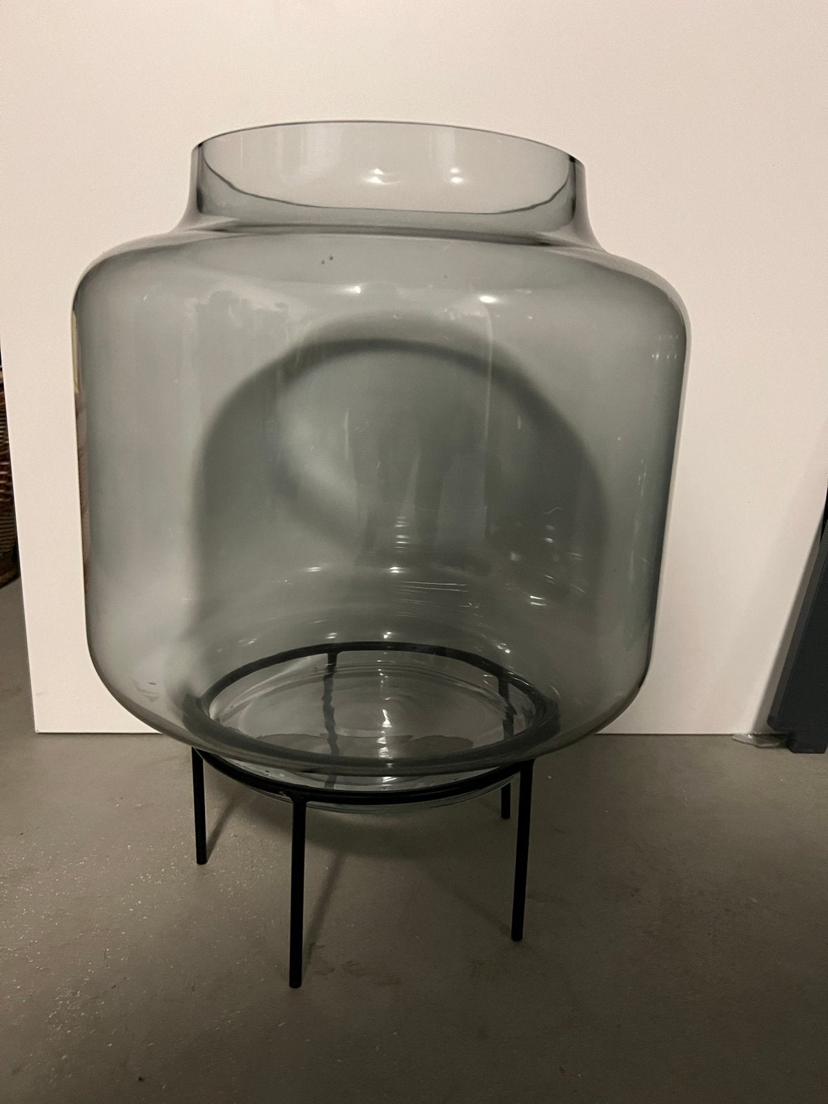 Grote glazen vaas op standaard - Grijs, Op voet, Ophalen of Verzenden, Grijs, Glas