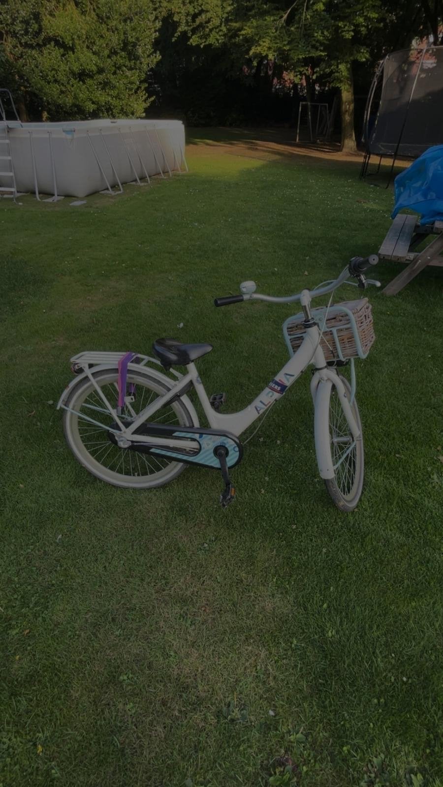 Witte meisjesfietd met mandje, Fietsen en Brommers, Fietsen | Dames | Damesfietsen, Terugtraprem, (Extra) lage instap, Zo goed als nieuw