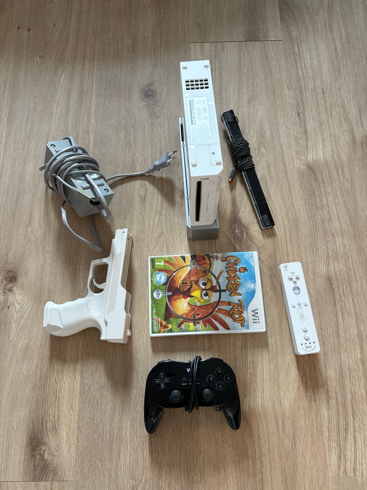 Wii console met accessoires en Chicken Riot game, Spelcomputers en Games, Ophalen of Verzenden, Gebruikt, Met 3 controllers of meer