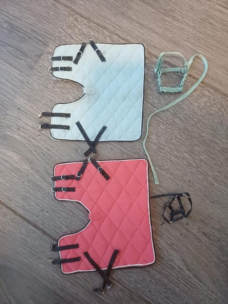 2 dekjes en halsters voor je Schleich collectie, Ophalen of Verzenden