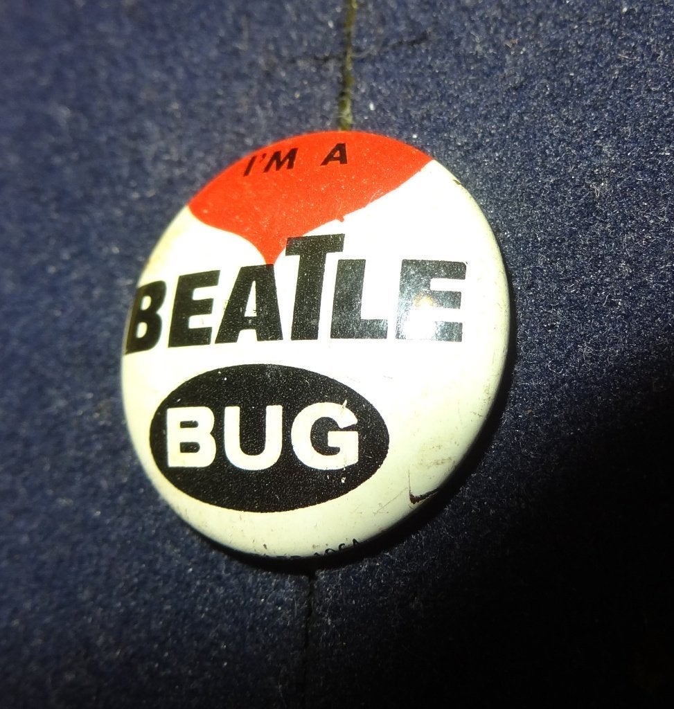 Beatles i'm a Beatles Bug Oranje Button uit 1964, Verzenden, Gebruikt, Overige onderwerpen, Button