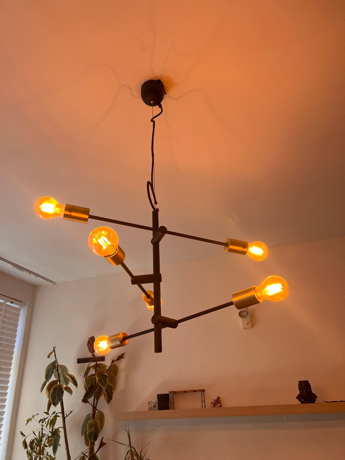 Moderne Zwarte Hanglamp met Gouden Details, Ophalen, Zo goed als nieuw, Metaal, E27 (groot)