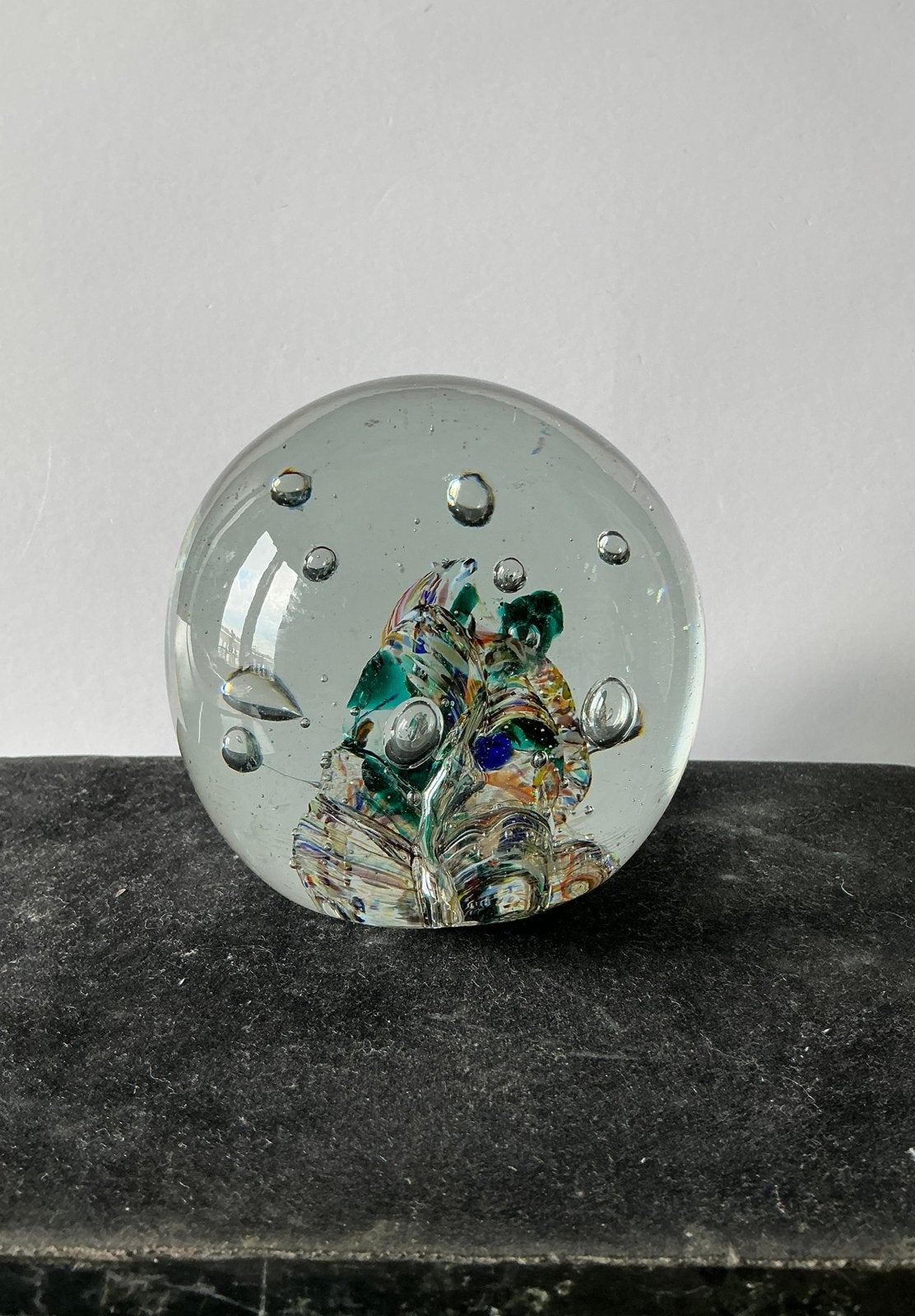 Een zware glazen bol, presse papier. Met diameter ong. 7,5cm, Antiek en Kunst, Antiek | Glas en Kristal, Ophalen of Verzenden
