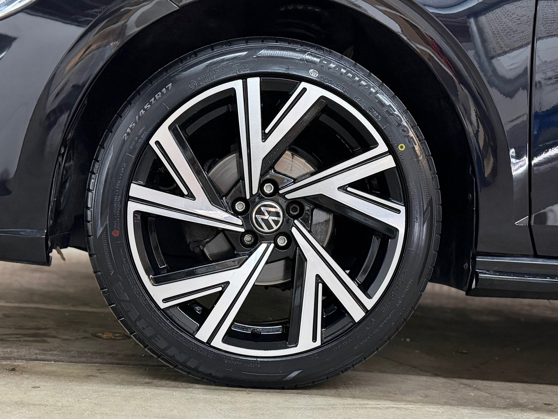 Volkswagen Polo 1.0 TSI R-Line 2023 DSG VITRUAL KEYLESS ACC, Stof, Gebruikt, Automatische klimaatregeling, Zwart