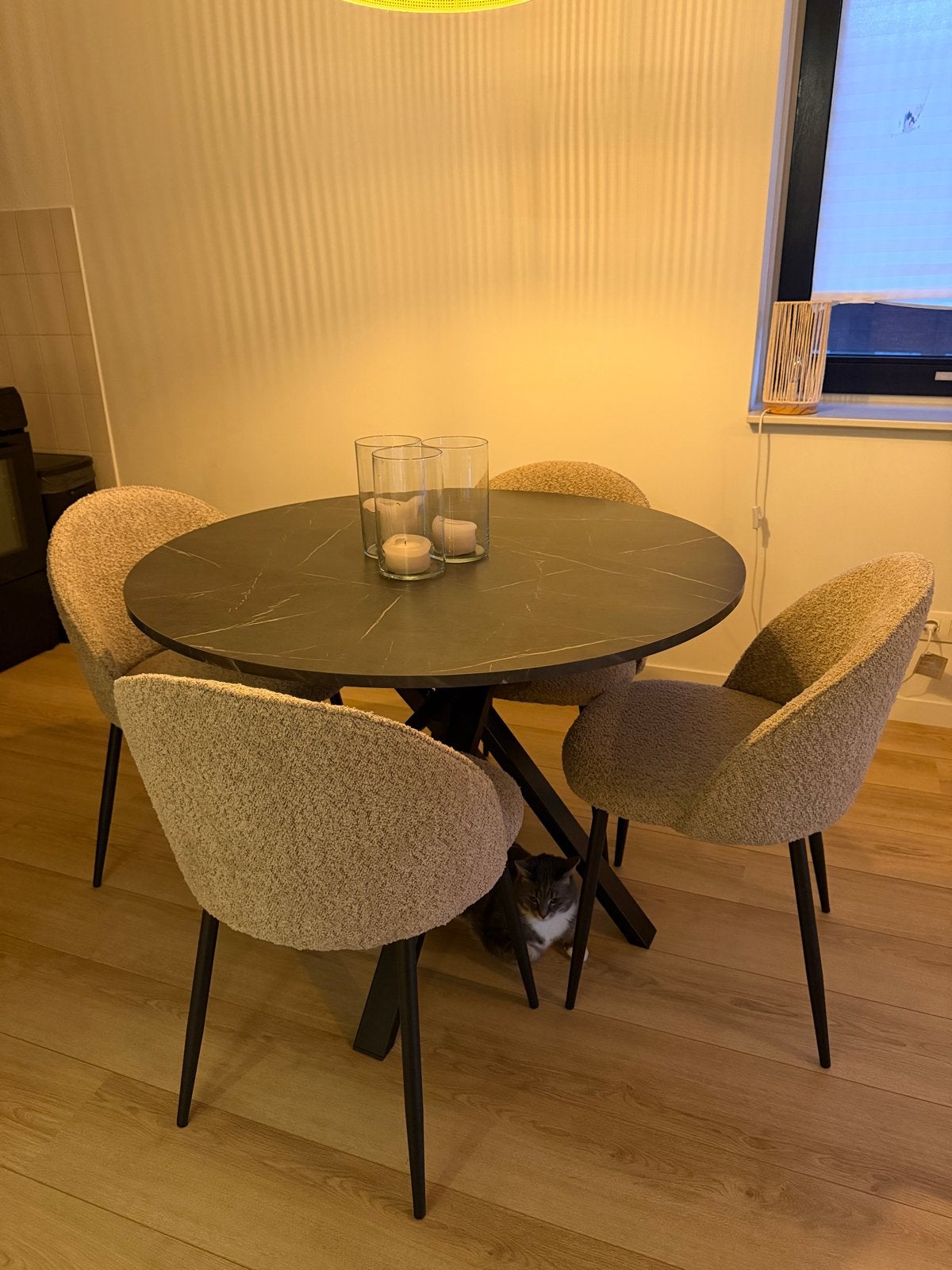 Moderne Eettafel met 4 Bouclé Stoelen - Zo goed als nieuw, Huis en Inrichting, Ophalen, Overige kleuren, Zo goed als nieuw, Vier