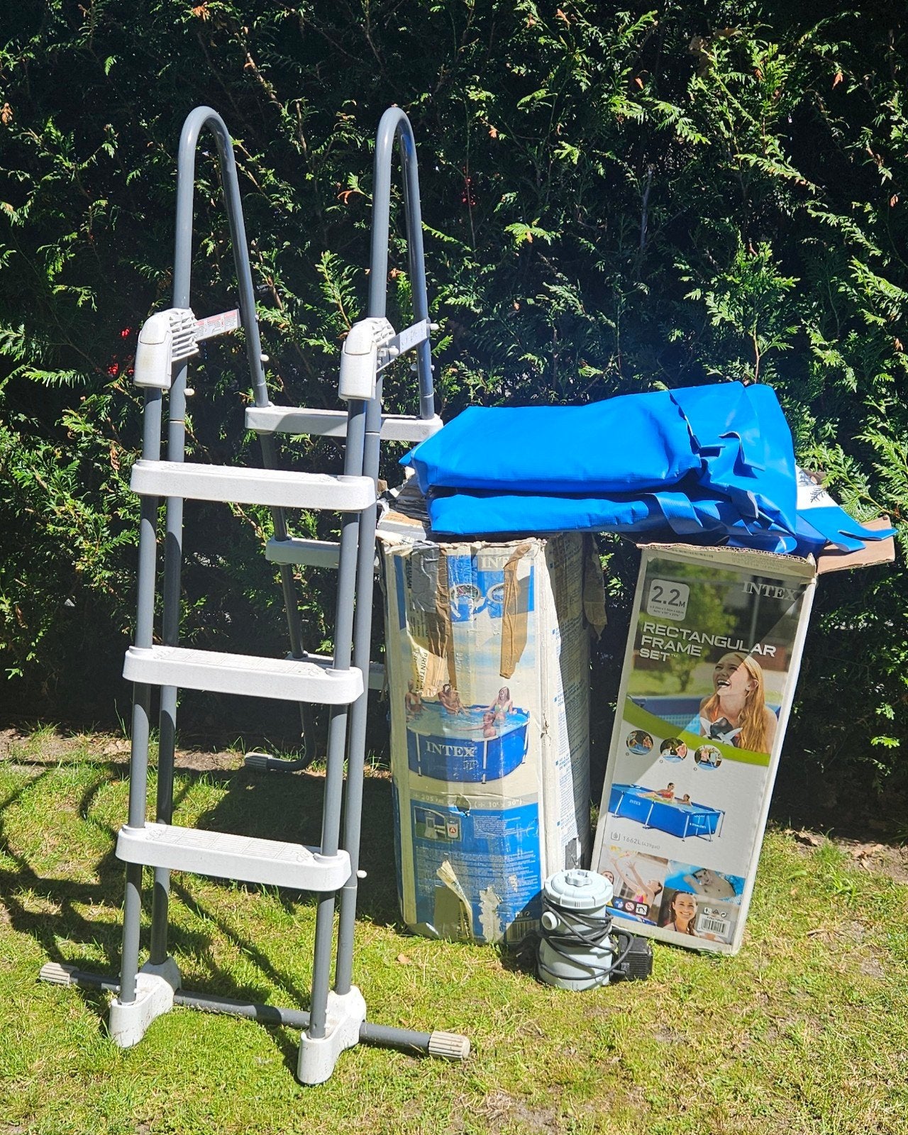 Gratis  2 zwembaden + trap en pomp, zonder de slangen, Ophalen, Gebruikt, Filter