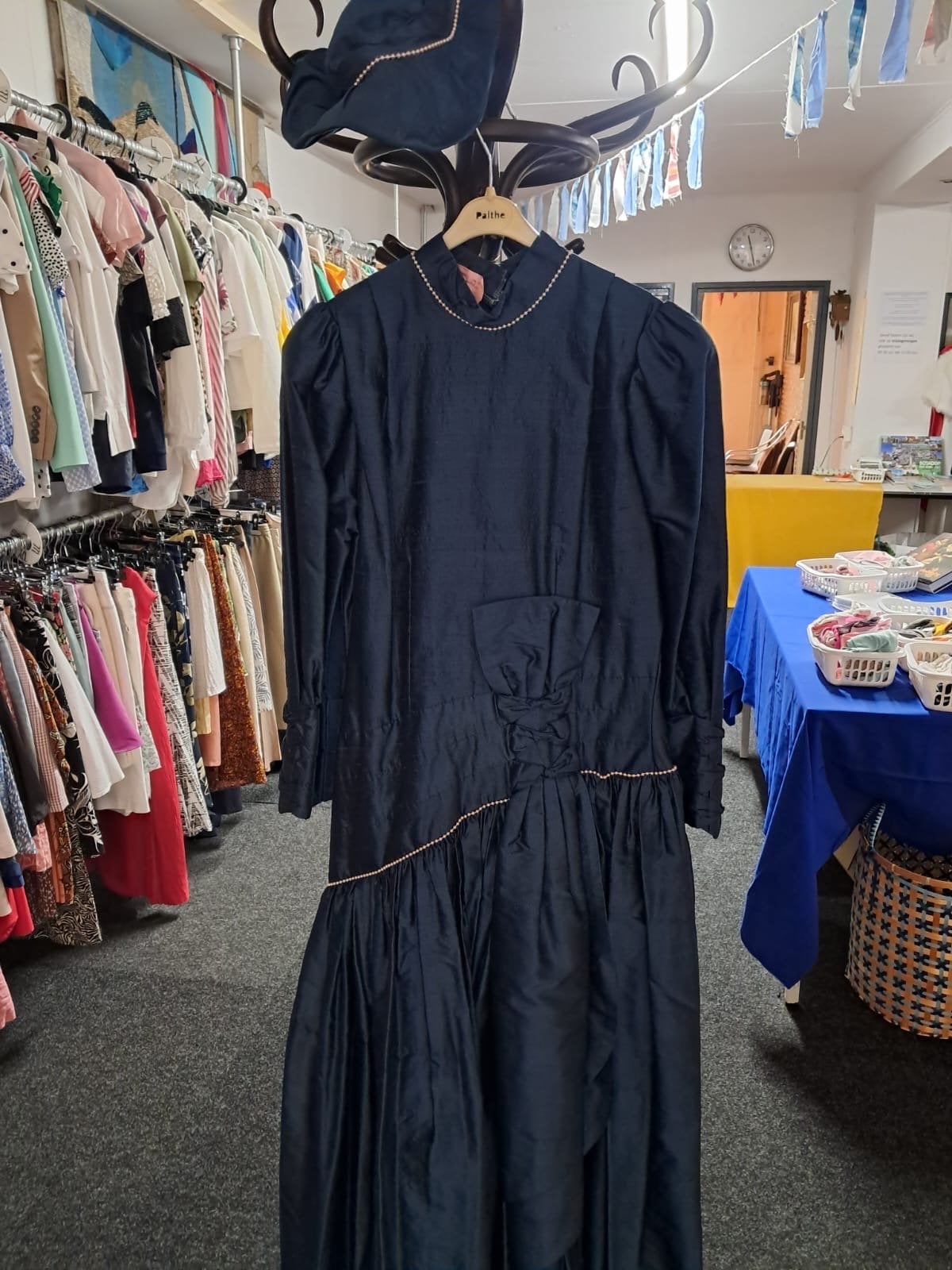 Vintage Zwarte Maxi Jurk met Gouden Details, Kleding | Dames, Zwart, Zo goed als nieuw, Onder de knie, Ophalen