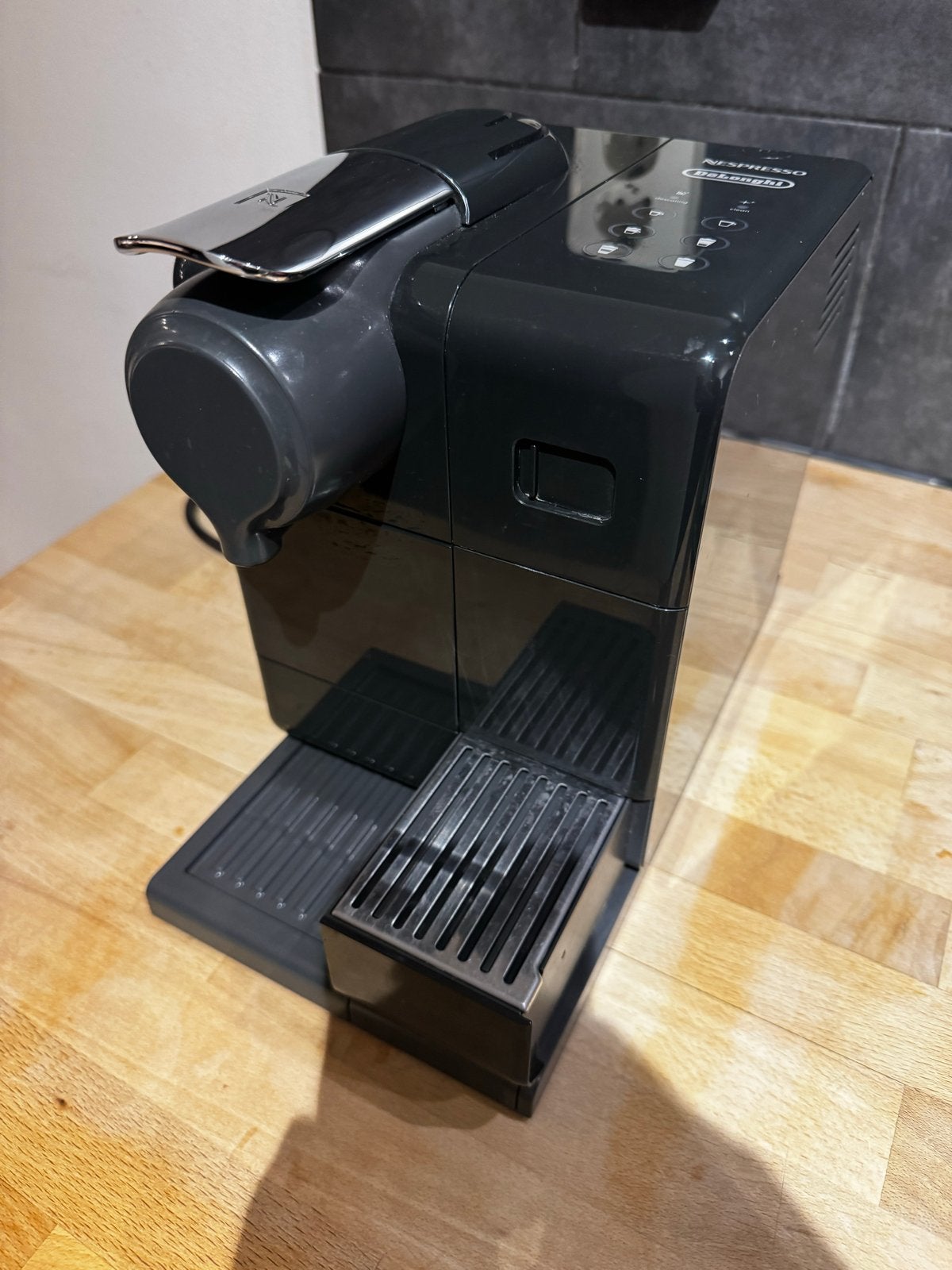 Nespresso De'Longhi EN560.B Lattissima Touch Koffiemachine, Witgoed en Apparatuur, Ophalen, Gebruikt, Koffiemachine, 2 tot 4 kopjes