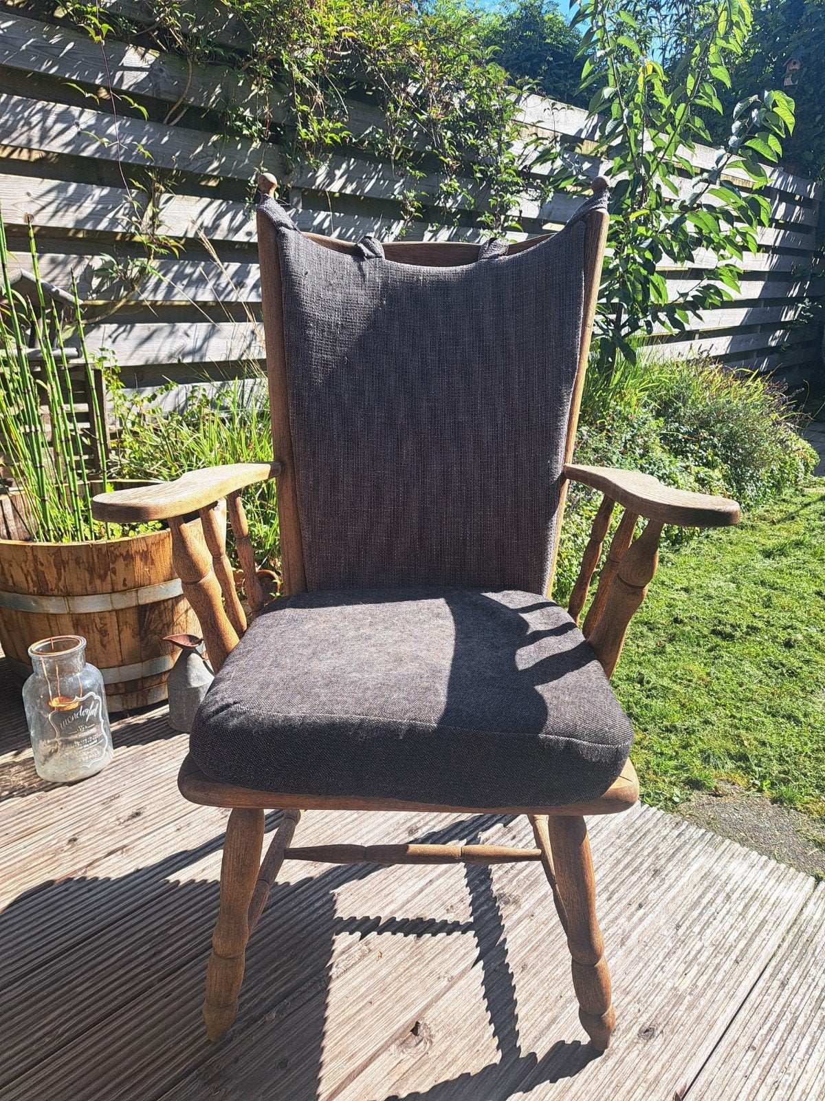 Vintage houten stoel met armleuningen en stoffen bekleding, Ophalen