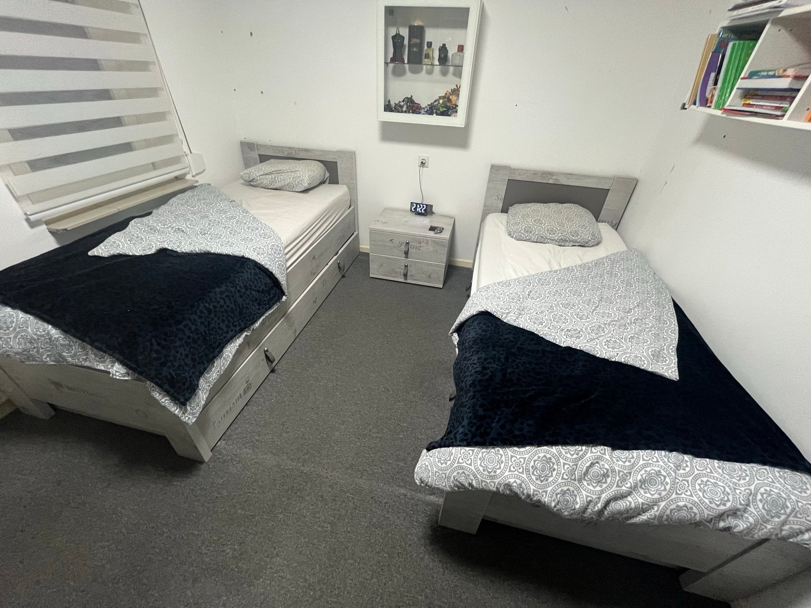 Complete Slaapkamer Set: 2 Bedden, Nachtkastje, Kledingkast, Ophalen, 90 cm, Tweepersoons, Zo goed als nieuw