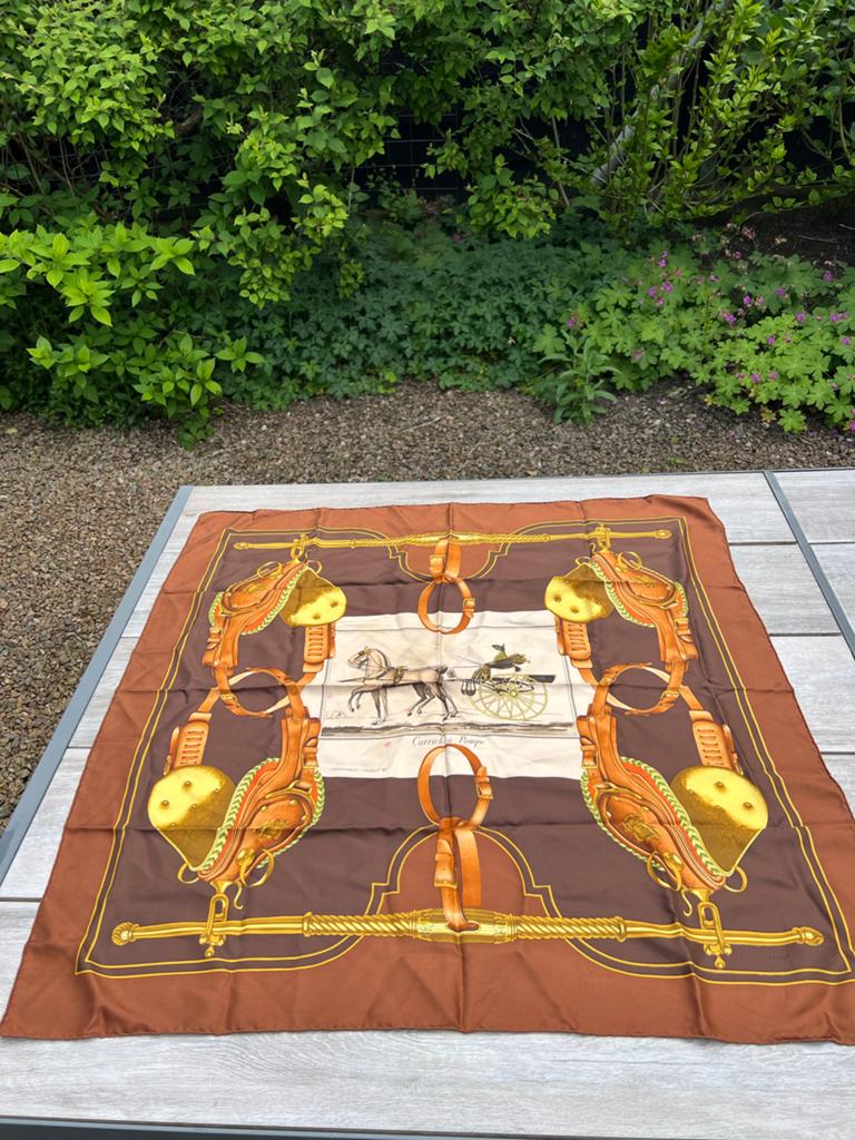 Vintage Hermès Carrosses d'Or zijden sjaal, Ophalen of Verzenden, Zo goed als nieuw, Maat 38/40 (M), Sjaal