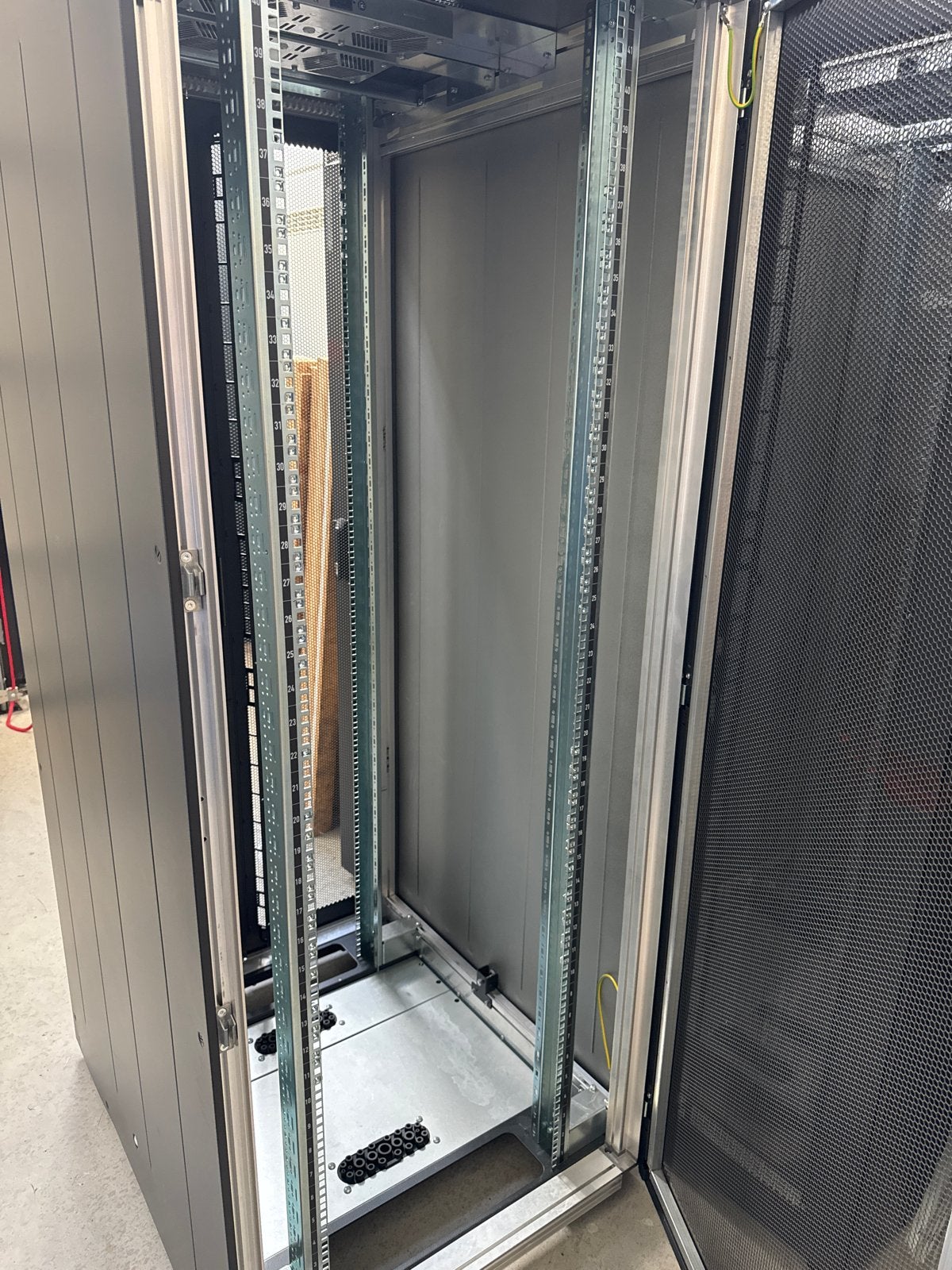 Foto 2 van Emerson Knürr / Vertiv DCM 42U Serverkast - 24 stuks