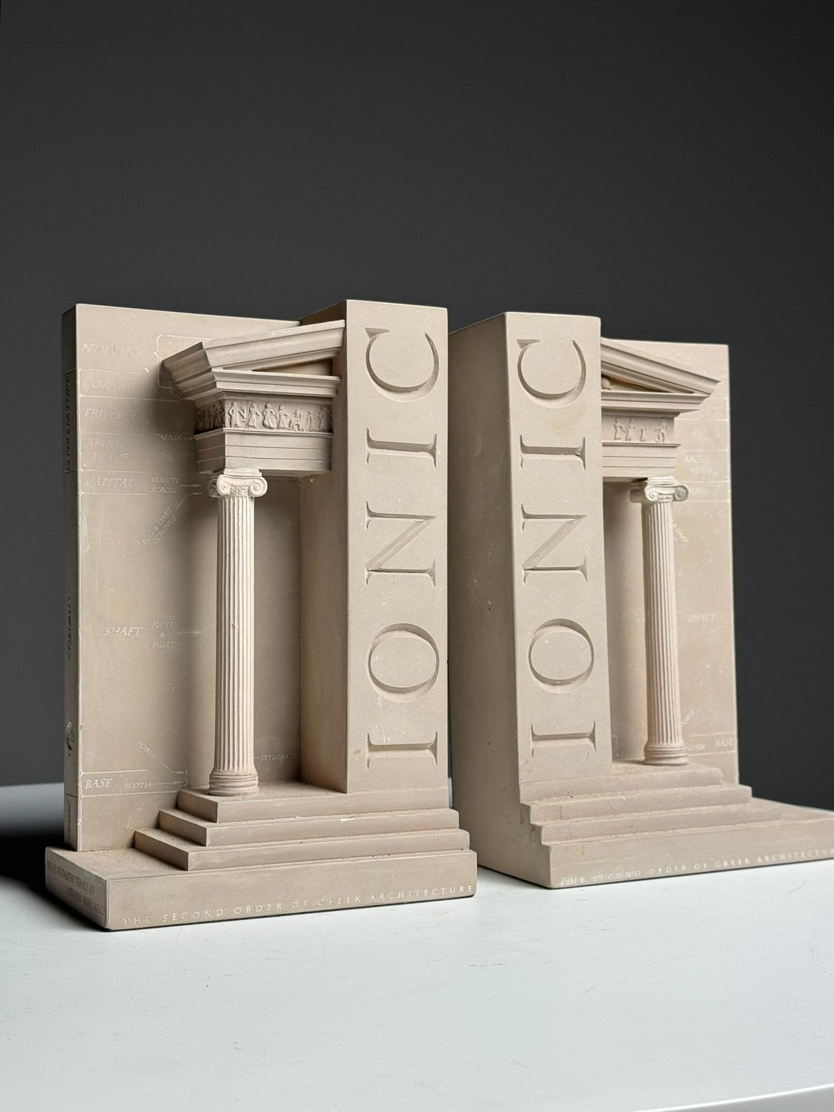 Ionic boekensteunen klassiek