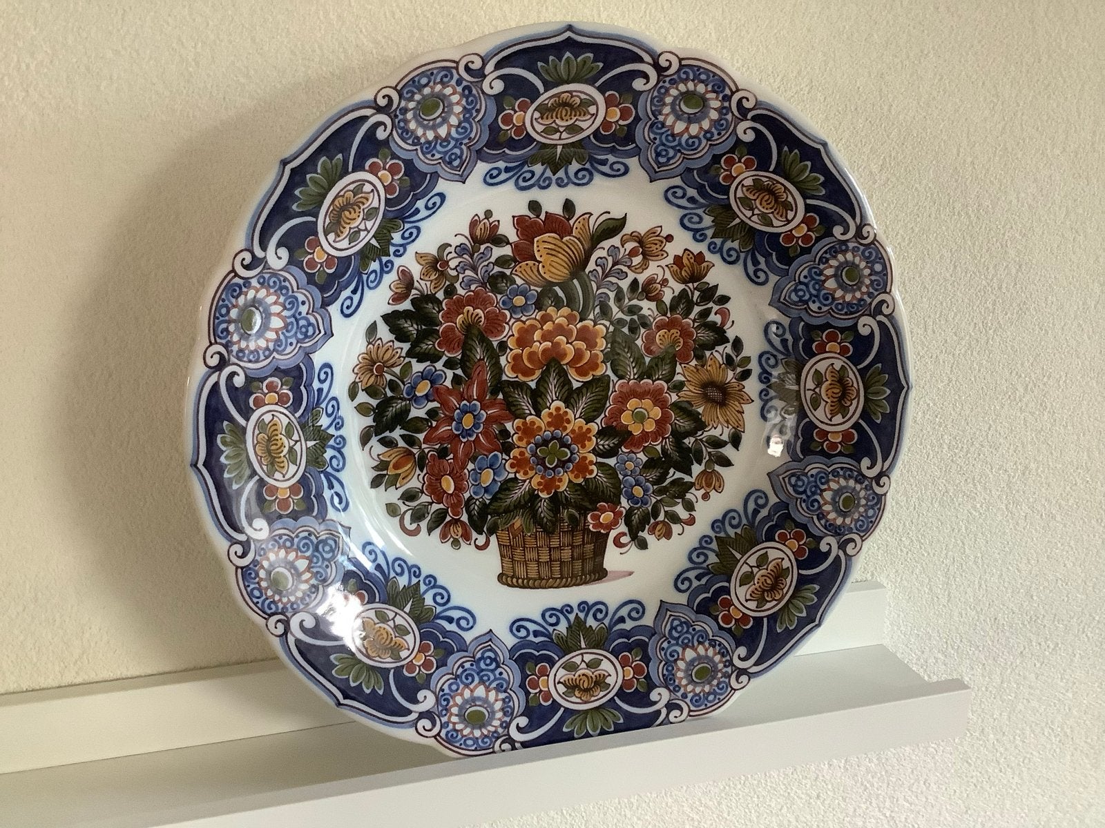Makkum Aardewerk Wandbord met Bloemenmand 36cm, Ophalen